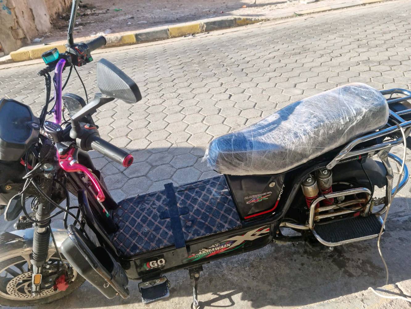 السلام عليكم.
للبيع بايسكل شحن مستعمل بس نظيف، مال اعتماد وحيله بيه.
الأداء والمواصفات: 6 بطاريات قويات وعزمهن صافي. البايسكل جاهز وكلشي شغال بيه (بس اليدّة مبدلة). بي دبلات خلفية وجنط جانبية.  
السعر: 550 ألف وبيه مجال للشراي الصدك، تجي وتفحص بعينك وما نختلف.
المكان: الرمادي.
للتواصل خاص أو اتصال 📞.
