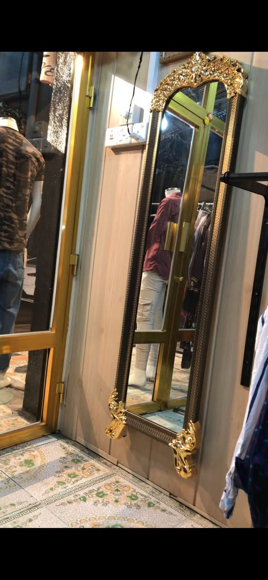 ديكور للبيع تعاليك 3 بالف ملكانات ملكانه خشب 2 بـ250 وملكانات بيض بـ 50 ستاند 150 رفوف بنطرون ب 150 مراية و كنتور ١٢٥ على 15 *********** اتصال واتساب شريحة
