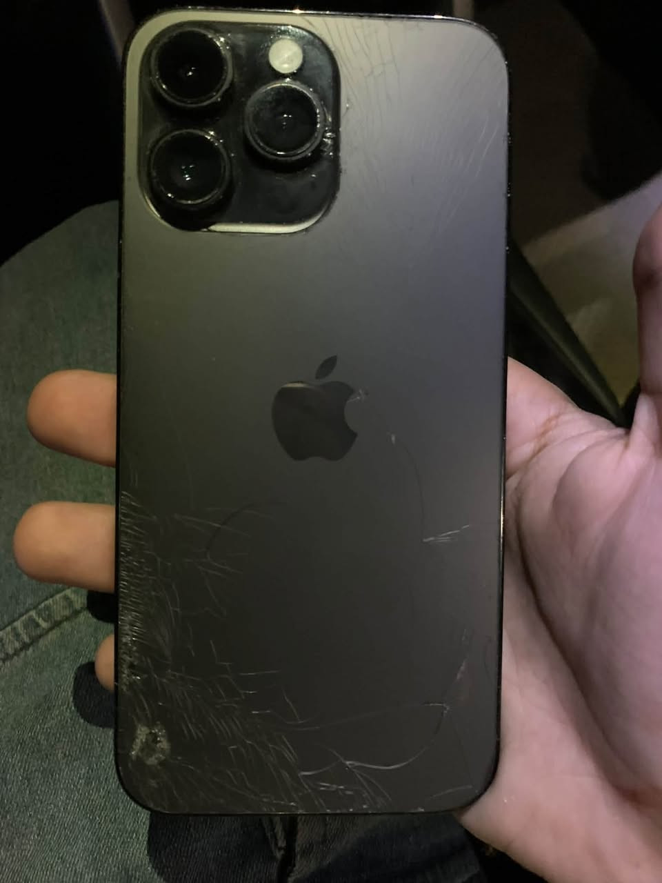 للبيع ايفون 14 برو ماكس ممبدل بي اي شيء ولا معلا بطاريه 
*********** (650)او مراوس ب13وفرق

نص مكتوب في الصور:
- حالة البطارية والشحن
- كما هو الحال مع البطاريات القابلة لإعادة الشحن، بطارية الهاتف قابلة للاستهلاك وتصبح أقل فاعلية مع الوقت. معرفة المزيد...
- الحد الأقصى للقدرة
- ٩٠٪
- هذا قياس لققدرة البطارية مقارنة بقدرتها عندما كانت جديدة. قد تتسبب القدرة المنخفضة بتقليل ساعات الاستخدام بين عملية الشحن والأخرى.
- أقصى قدرة للأداء
- ستساعد الأنظمة المضمنة في النظام والمكونات في تخفيف آثار الأداء التي قد تلاحظها أثناء التقدم الكيميائي في عمر بطارية iPhone.
- شحن البطارية المحسن
- للحد من استنزاف عمر البطارية، يتعلم الـ iPhone من عادات الشحن اليومية، بحيث ينتظر ولا يتجاوز ٨٠٪ حتى يحين موعد حاجتك إلى استخدامه.
- 11:11
- حول
- الاسم
- < iPhone
- إصدار iOS
- < 26.6.1
- اسم الطراز
- iPhone 14 Pro Max
- رقم الطراز
- MQ8N3LL/A
- الرقم التسلسلي
- CNKX7VWHGM
- انتهت صلاحية التغطية
- سجل تاريخ القطع والخدمة
- الأغاني
- الفيديوهات
- ٣٣
- الصور
- ١٨٦
- التطبيقات
- ٢١
- السعة
- ١٢٨ غ.ب.
- متوفرة
- ٨٥,٩٢ غ.ب.