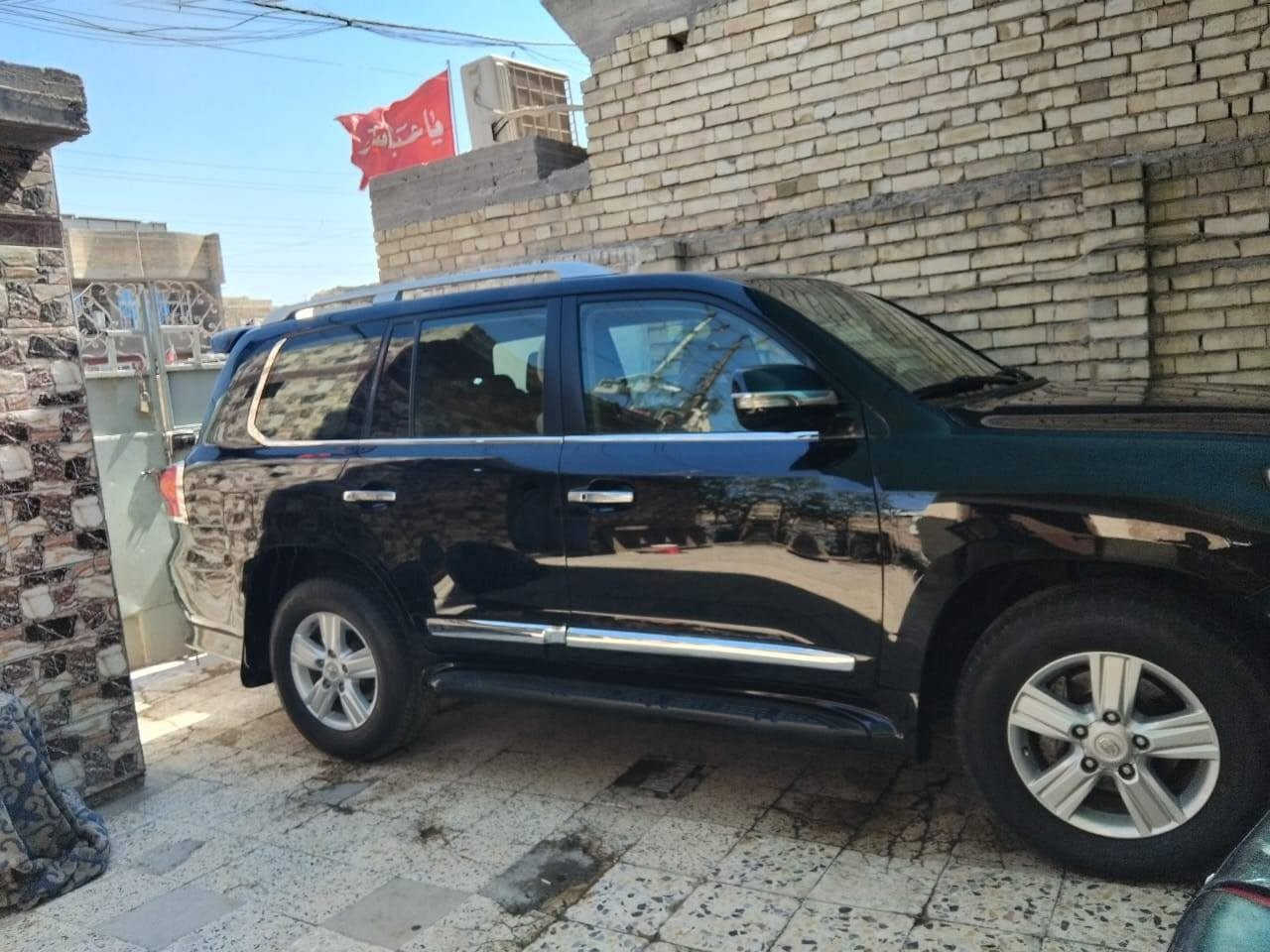 سلام عليكم لاندكروز للبيع 2015سارة بيهة قطعتين صبغ بدون دواخل شرط سونارماشية 110سعر 355وبيهى مجال قليل 
لاتصال ***********
