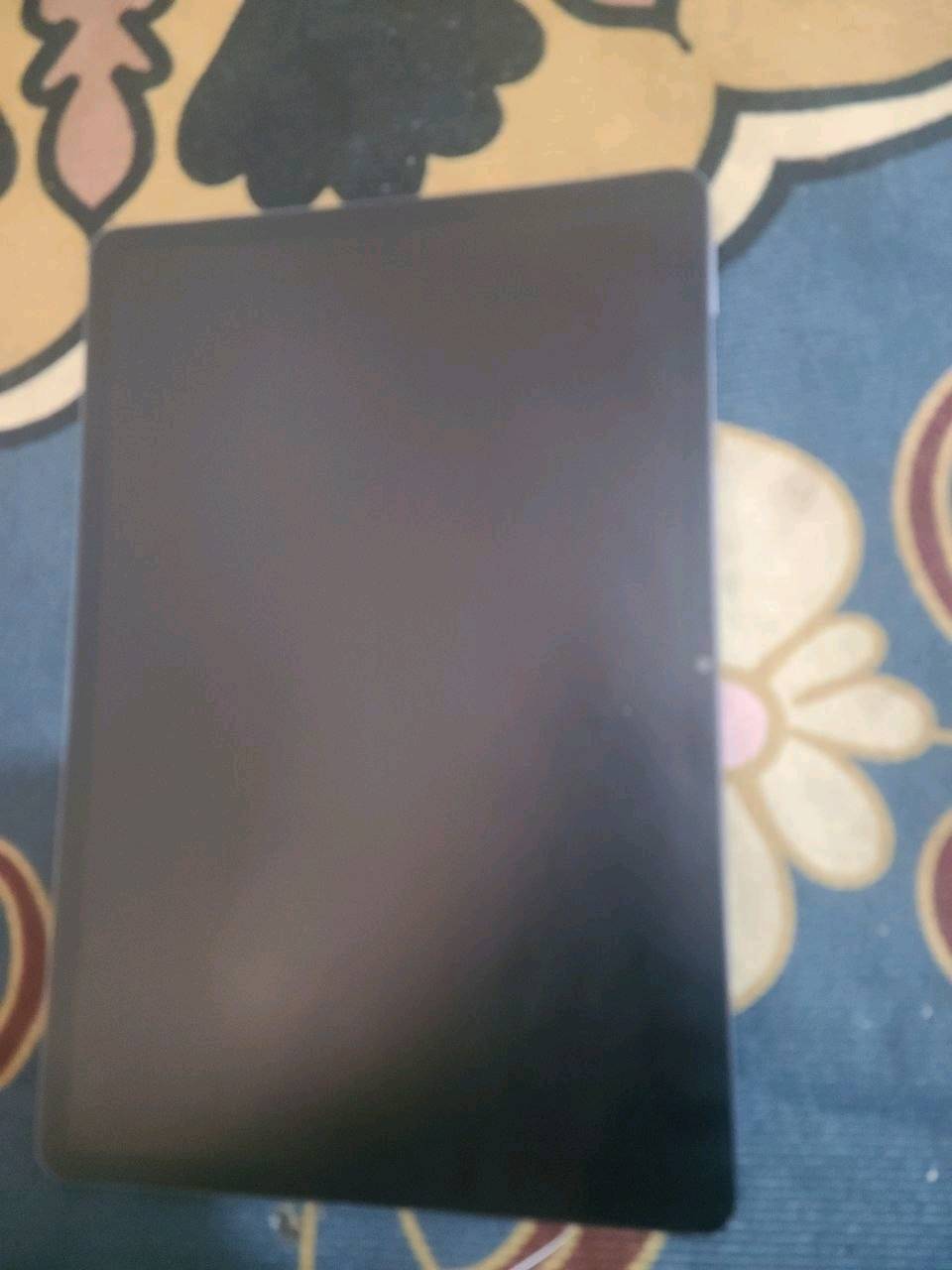 للبيع: ايباد هواوي MatePad 11.5 PaperMatte 2024 (كامل الملحقات - ذاكرة 256GB)
​الموديل: Huawei MatePad 11.5 نسخة الشاشة المطفية (PaperMatte) مريحة جداً للعين وممتازة للدراسة والتصفح.
​الذاكرة: 256 جيجابايت مع رام 8 جيجابايت.
​البطارية: سعة 7700mAh ممتازة وتدوم طويلاً مع شحن سريع.
​الملحقات الكاملة:
​العلبة الأصلية والشاحن.
​القلم الأصلي (Huawei M-Pencil).
​الكيبورد الأصلي (Huawei Keyboard).
​الحالة الفنية: الجهاز شغال 100% بدون أي مشكلة برمجية، اللمس ممتاز، الصوت والأداء بحالة ممتازة جداً.
​الملاحظة: يوجد فطر بسيط في زجاج الشاشة موضح بالصور، وما يؤثر نهائياً على الاستخدام ولا على اللمس.
​السعر: 350,000 ألف دينار عراقي (وبيه مجال للشرّاي الجاد).
​الموقع: بغداد - حي أور
​التواصل: خاص