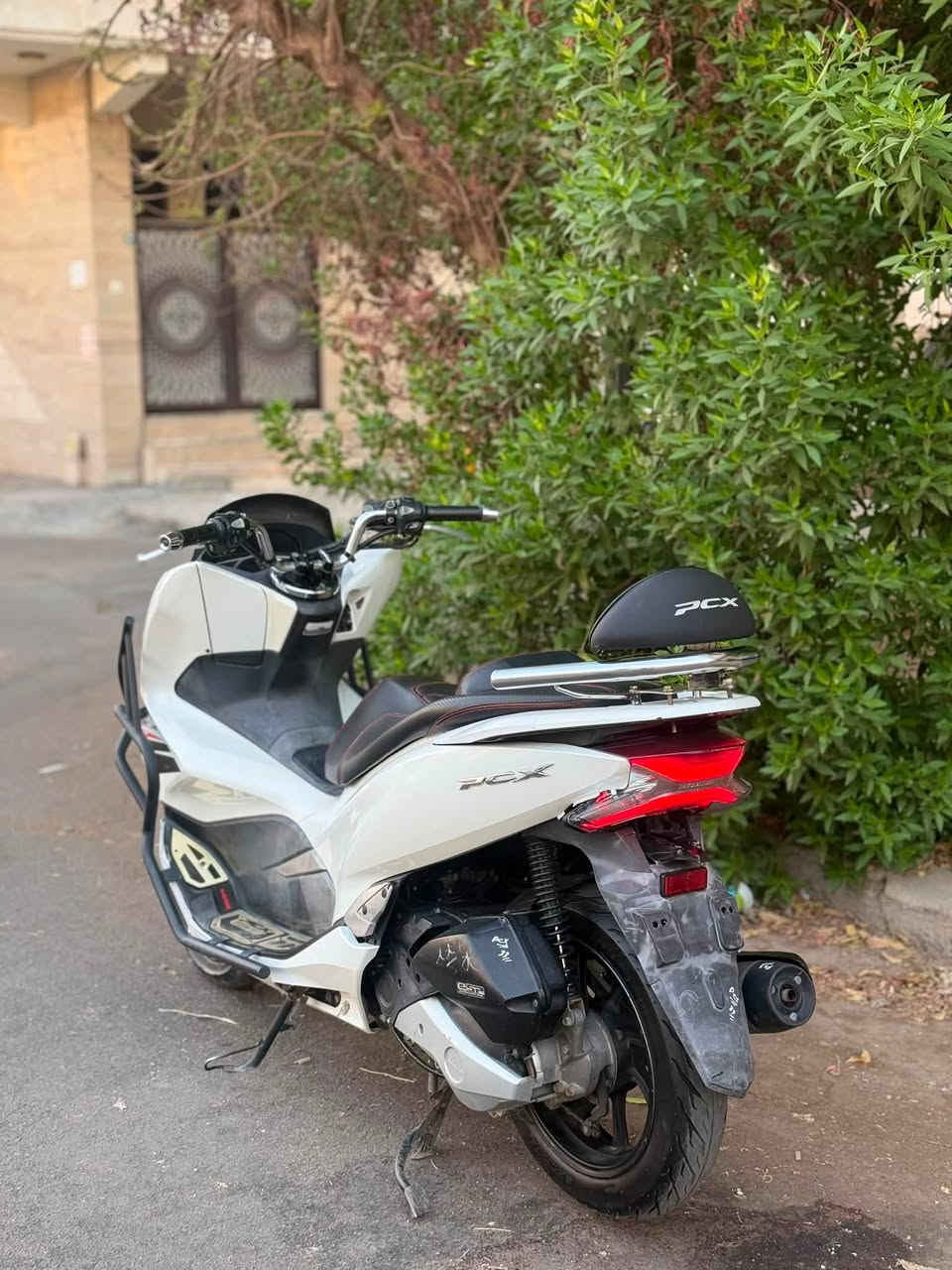 السلام عليكم شباب بيسي اكس جيل الثالث دراجة نضيفة بمعنه الكلمة مناقصها ايشي كشرها نضيف عليها درع اصلي وكالة كشن رياضي مختم بيسي اكس تدفئه ستيرن وباقي المواصفات المعروفه مكاني بغداد الاعضمية او الدولعي التواصل على هذا الرقم ***********
