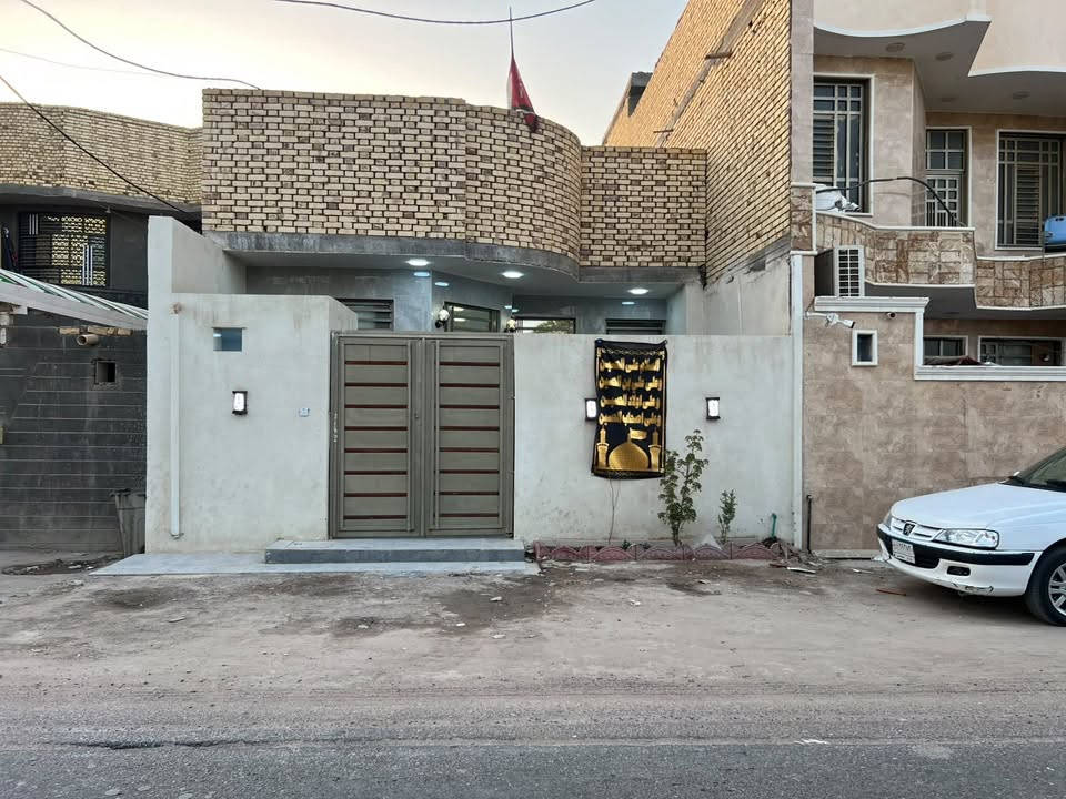 🚨 لا تفوّت هذه الفرصة... بيت بمواصفات نادرة وسعر يستحق الاهتمام! 🏡

إذا كان هدفك شراء بيت جاهز للسكن وبناءه متين وتشطيبه ممتاز، فهذا العرض يستحق أن تتوقف عنده.

🏠 بيت زراعي للبيع
📏 المساحة: 140 متر 

🔹 البناء: طابوك مع صب كونكريت ساقط، تنفيذ درجة أولى حرفيًا، بعناية وجودة عالية.

✨ يتكون من:
▪️ غرفة نوم.▪️ صالة.▪️ استقبال.▪️ مطبخ.
▪️ صحيات داخلية وخارجية▪️ طارمة.

💎 ومن المميزات التي تميّز هذا البيت:
✔️ سطح شتايكر مع ستارة بارتفاع مترين.
✔️ منظومة غاز خارجية.
✔️ منظومة كاميرات مراقبة.
✔️ خدمة إنترنت.
✔️ جزامة أحذية.
✔️ سخان ماء.
✔️ تانكي ماء.
✔️ مغاسل تعليك عدد 2
✔️ ماطور ماء.

🌟 الخدمات متكامله 
💧 ماء.
⚡ كهرباء.
🚰 مجاري.
🛣️ تبليط. 

📌 ملاحظة مهمة: البيت يحتوي على وصل تطويب.

📍 العنوان:
ناحية أور (السديناوية) قرب مدرسة الواثق  

💰 السعر:خاص 
قابل للتفاوض مع المشتري الجاد.

📲 متواجدون على واتساب 24 ساعة للإجابة عن جميع الاستفسارات.

🤝 نعمل لخدمتكم... وثقة زبائننا هي رأس مالنا، وشعارنا دائمًا الصدق والأمانة.

📞 للإستفسار الإتصال على الرقم 
***********
