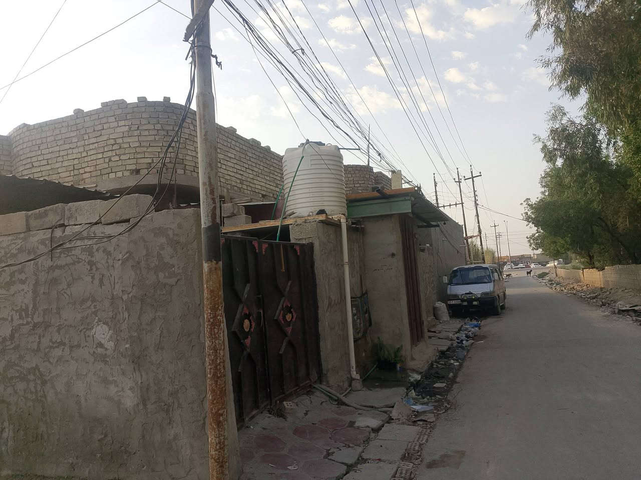 السلام عليكم بيت للبيع مساحه 230م استقبال وصالة ومطبخ وغرفتين ومنور+ محل البيت يبعد على شارع 50 متر العنوان النهروان قرب اساله الماء للاستفسار الاتصال على الرقم ***********
