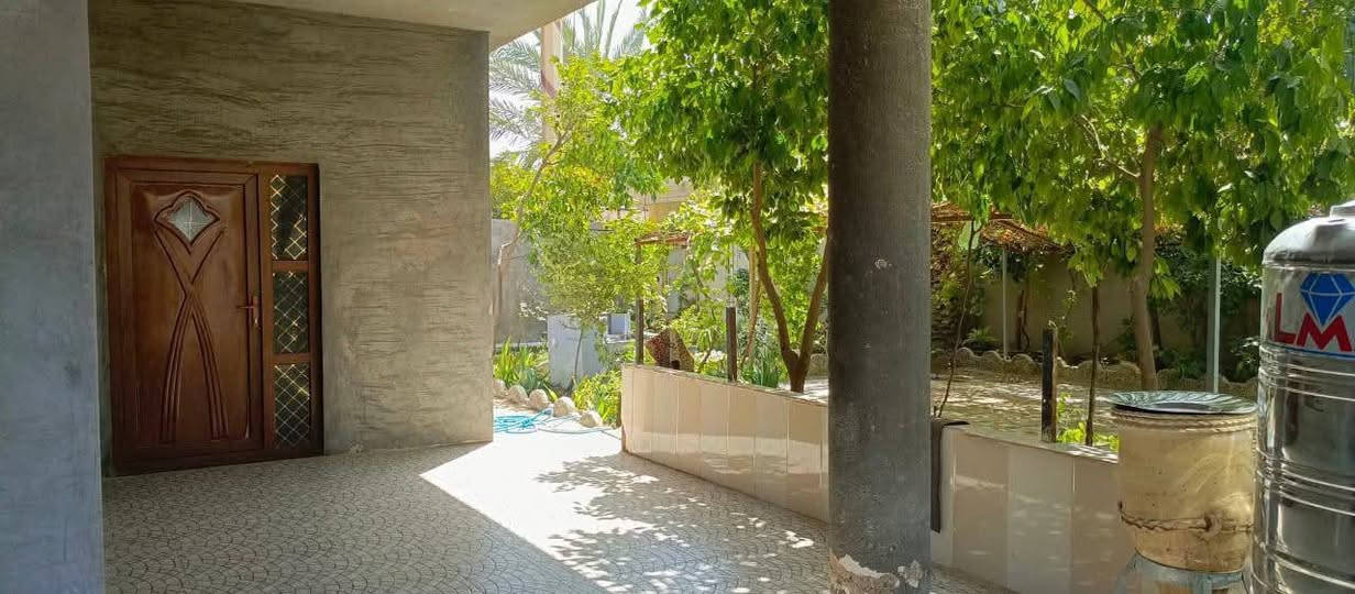 بسم الله الرحمن الرحيم 
 للبيع بيت طابو صرف سكني وليس زراعي قاطين  المساحة 480 واقع حال فوك ال 500 للبيع 
المكان خان بني سعد  حي الرسول فرع بيت كتاب ركن شارعين وقريب على الشارع الرئيسي كلش 
1/كراج يلزم 3 سيارات 
2/ حديقة مرتبة كلش ومسيجة 
3/مغاسل خارجية 
الطابق الارضي 
*استقبال كبير +صحيات خطار 
*هول كبير 
*صالة كبيرة 
*غرف نوم عدد 2
*مطبخ حار +بارد +ملحق مطبخ تنور 
*مخزن غذائية 
* صحيات داخلية 
الطابق الثاني 
* غرف نوم عدد 3 مع غرفة اطفال صغيرة عدد1
*صحيات متكاملة 
*صالة كبيرة 
البيت متكامل من ناحية ديكورات السقوف والجدران ..
يرهم مراوس في بيت بعقوبه 
للتواصل على الرقم 
***********
