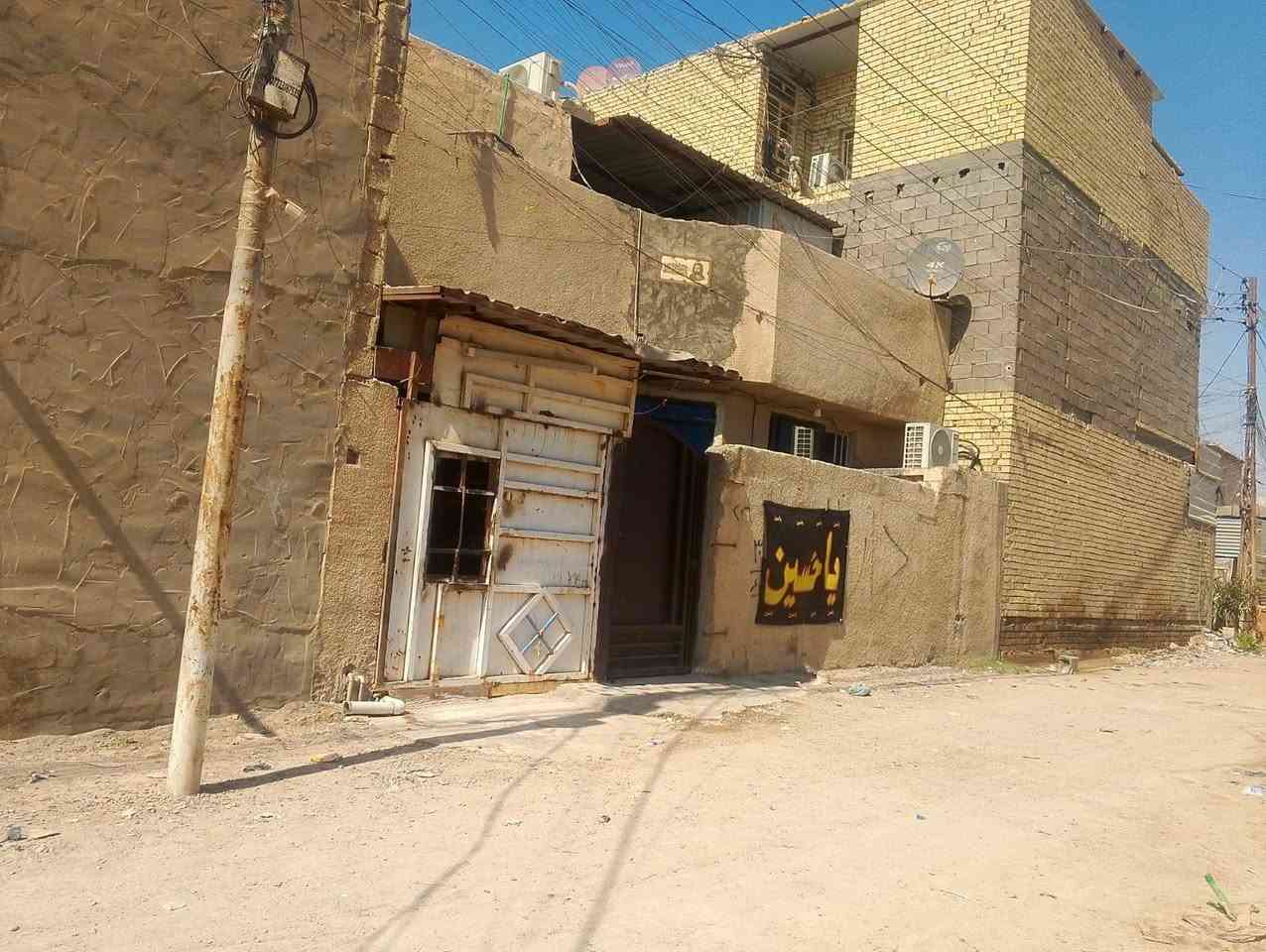 السلام عليكم بيت بحي البتول الزراعي قريب على التبليط مساحة البيت 100م مربع يحتوي على 2غرف وحدة جوة او وحدة فوك صالة استقبال محل صحيات داخلية خارجية السعر 50 وبي مجال للشراي ***********
