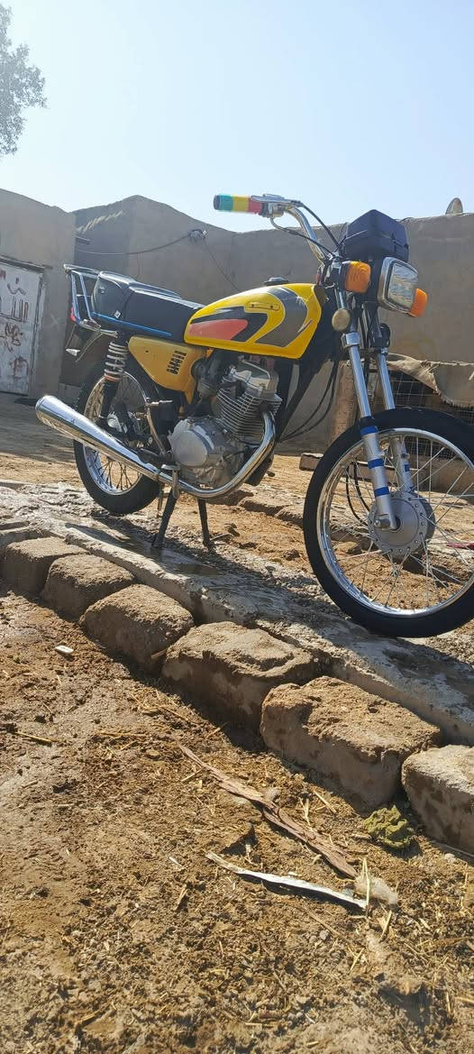 سلام عليكم شباب دراجه نامه شلامجه الصل موديل 2023 مكينه جديده ما مفتوحه (كلك ضايعه اوراقه عدي)بيع او مراوس بستوته المكان بصره قرنه ***********
