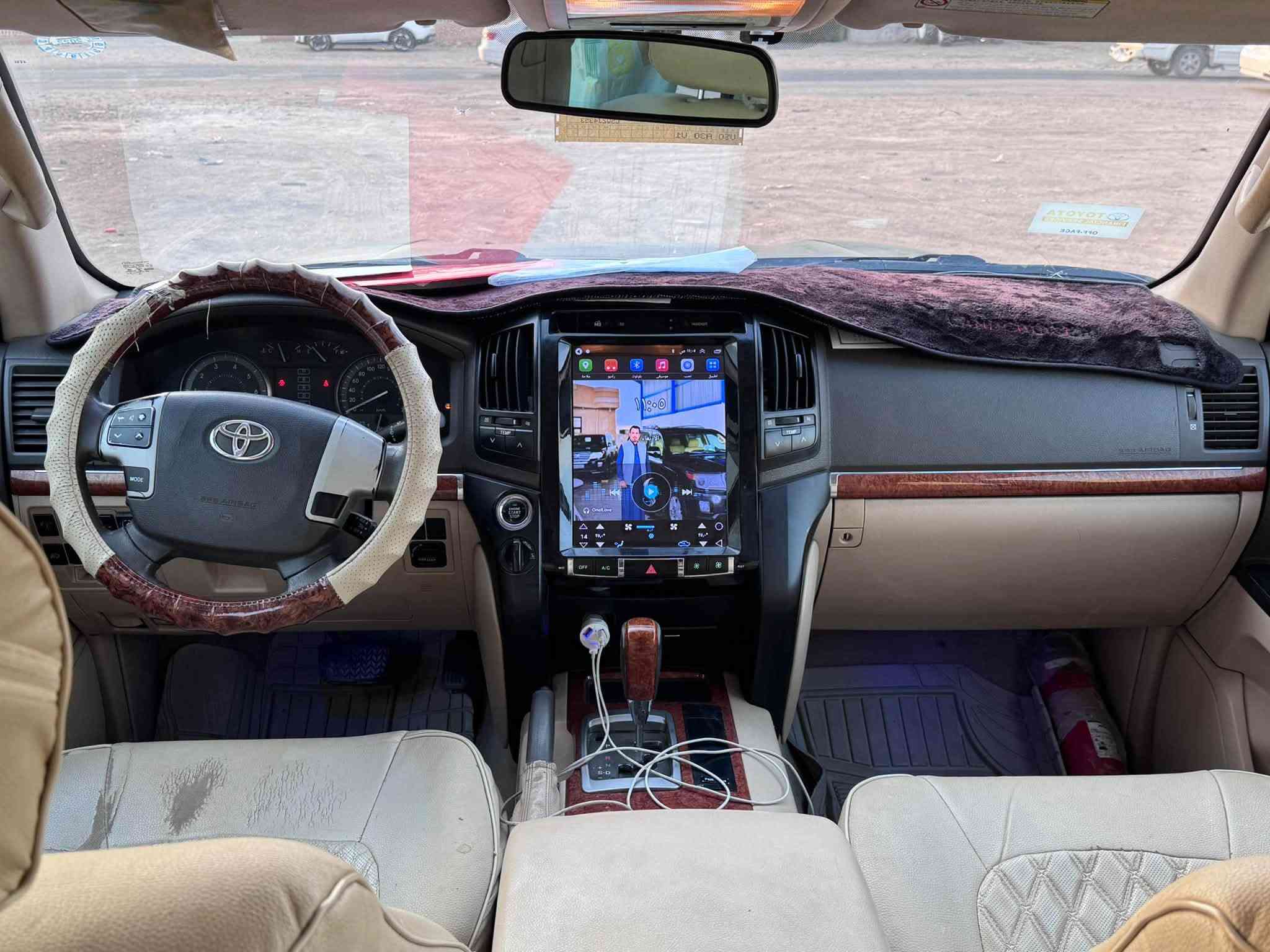 السلام عليكم
1.Land Cruiser
2./2013
3.فطيم جديده 
4.بيها منضومه غاز 
5.بيها جراد ب بنيد، و، جاملغ الايمن بارد فقط، 
6.6V
7.ماشيه 300الف 
العنوان واسط الزبيديه 
***********
