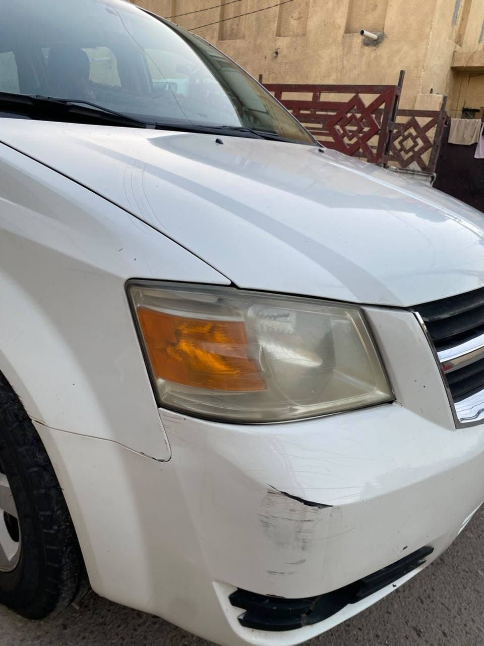 السلام عليكم اخوان
امريكي دوج كرفان  SXT موديل2009
كشن كهرباء ابواب كهرباء محرك3600
تبريد شغال وحلو داخلها مدوشم وحلوه السياره
وبيها ضربه موضحه بالصوره امامكم 
السعر 115$ وبيها مجال للتواصل *********** *********** ومتوفر واتس
