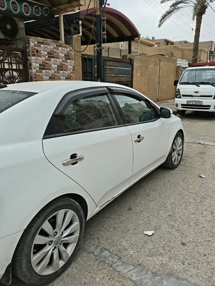 سيراتو موديل 13 رقم بغداد انكليزي
السيارة بلادية اي قطعة ما مبدلة 
بيها صبغ بالهلال نال الجاملغ الخلفي وبارد بسيط والقبق مال الجنطة على كد البك لايت بي بارد 
والدوسة اليمين بيها طخة 
الباقي كله كفالة
مكان السيارة بغداد / البلديات 
***********
موجود واتساب ايضا 
السعر 100 ورقة بيها مجال بسيط
مودتي لكم.

