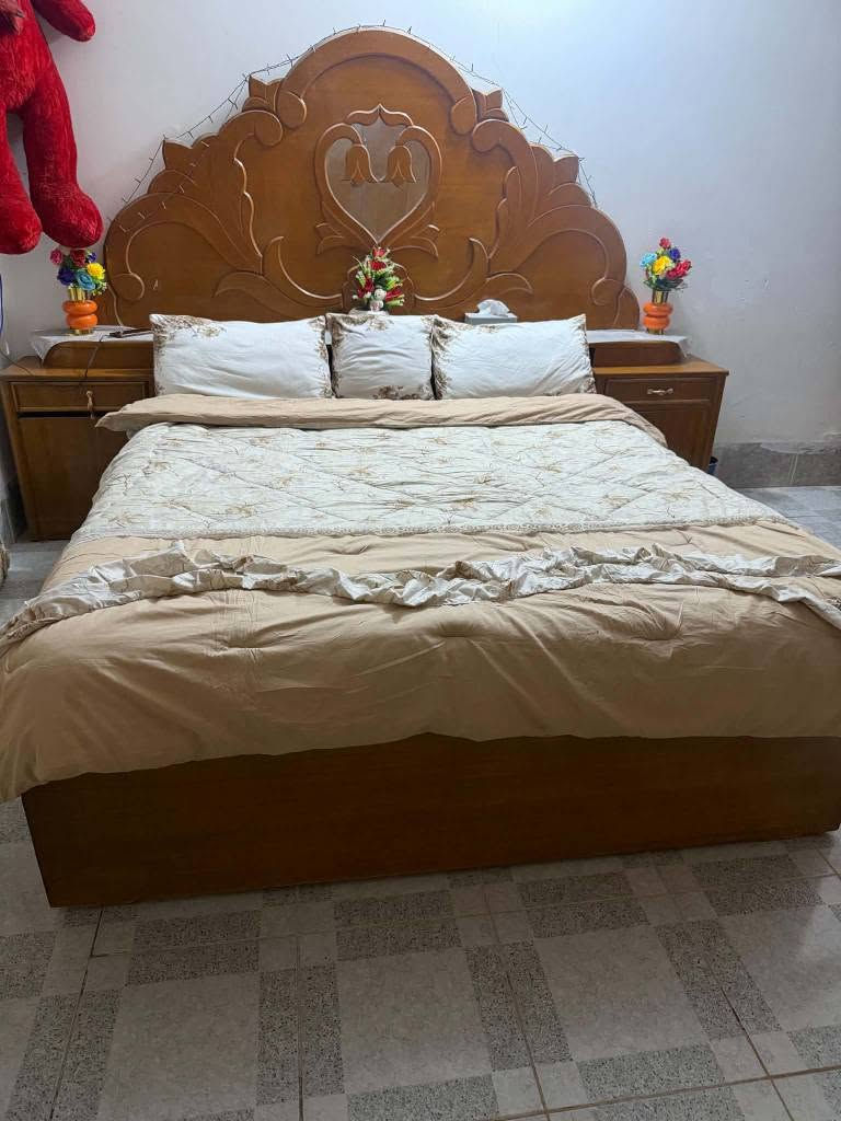 السلام عليكم أغراض منزلية للبيع
١/ تخم ١٤ مقعد ٤ قنفات والخامسة نفرين نظيف بدون ظرر فقط رجل نقص سعره ٣٢٥ 
٢/ غرفة أخشاب نجارة نظافة ١٠٠ السعر ٦٥٠ 
٣/ كنتور خشب ٤ بيبان صالح للاستخدام سعره ٥٠ 
٤/ ميز خشب اسود تركي ب٤٠ الف
٥/ بردات بهذه الشكل نظيفات
للاستفسار اتصل🗣📲📞 ***********
مكان حلة بكرلي حلة, بابل
