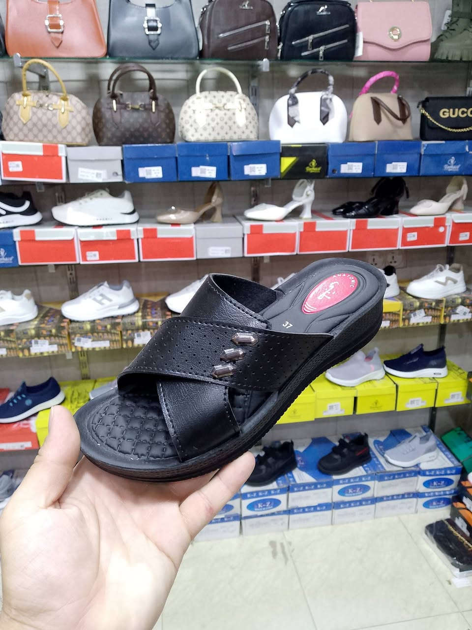 الحمدلله وبفضل الله 🌹 وصول أكثر من موديل جديد داخل معرض اميرتي للحقائب والأحذية 🛍️✨

👡 تشكيلة كبيرة ومتنوعة من الشحاطات:
👨 رجالي
👦 ولادي
👧 بناتي
👩 نسائي
👶 أطفال

🔥 الأسعار من 3 آلاف إلى 5 آلاف فقط
أسعار مناسبة للجميع، وجودة وموديلات ترضي مختلف الأذواق ❤️

✨ أكثر من موديل وشكل ولون
✨ قياسات متنوعة
✨ ومستمرين وياكم بتوفير البضاعة الجديدة بشكل يومي، وما نخليكم محتاجين أي شي إن شاء الله 🙏

📍 العنوان: خانقين – قرب سوبر ماركت فرمان وقرب مدرسة الجرير

🚚 التوصيل داخل خانقين فقط 2000 دينار
📲 للحجز والاستفسار واتساب:
***********

🔥 احجزوا موديلكم قبل نفاد الكمية 🔥
معرض اميرتي للحقائب والأحذية — أسعار نعتادكم عليها وبضاعة مستمرة وياكم ❤️
