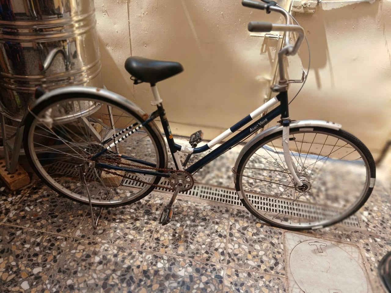 بايسكل بناتي حجم ٢٧
لون نيلي نضيف جدا
سعره ٨٠الف وبي مجال
تواصل على الواتساب ***********
مكان شعب
