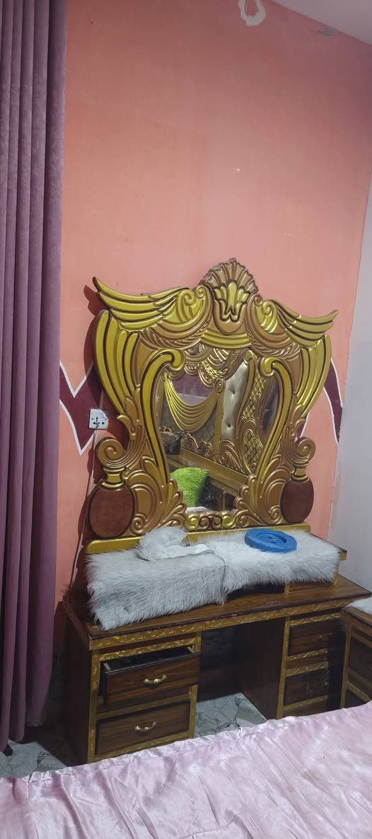 سلام عليكم
غرفه سوقيه 
حيل نضيفه 
مكانه رمادي 5 كيلو 
سعر 550 وبيهه مجال 
 📞 ***********
