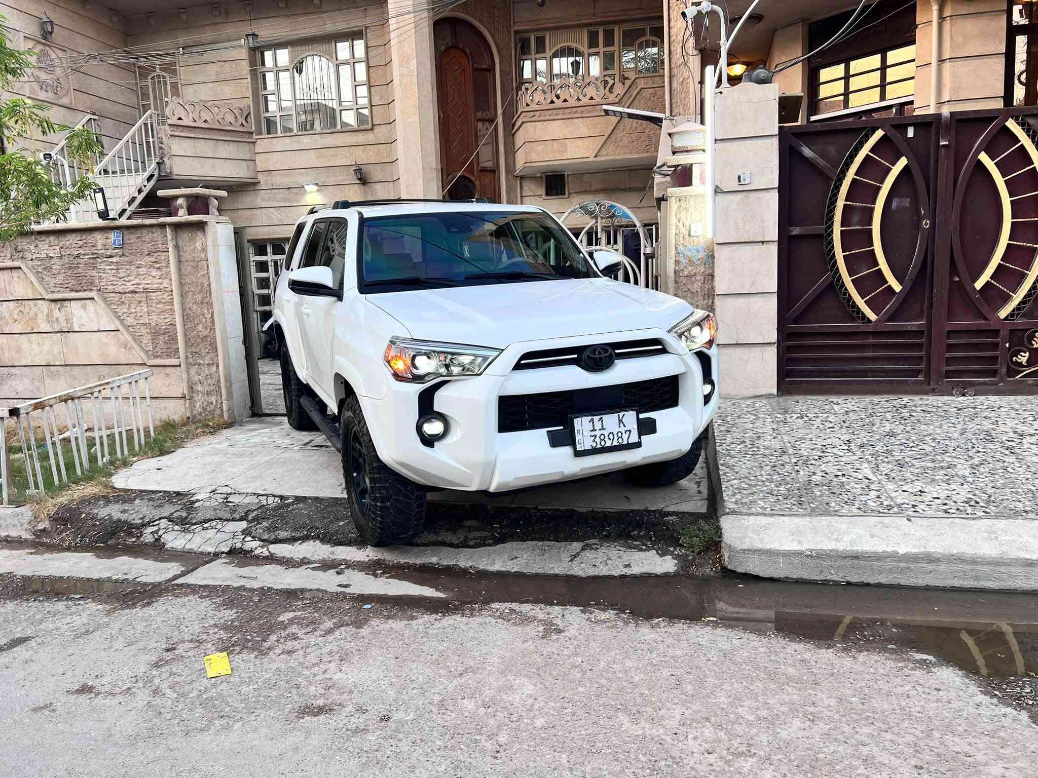 السلام عليكم 
فوررنر موديل 24
ماشية ١٦ميل
رادار
كشنات جلد داخل بيجي
مغلفة عازل حراري
5مقاعد
بدون صبغ ماعدى الجاملغ فقط
رقم السيارة بغداد
مكان السيارةبغداد
السعر 310
***********

