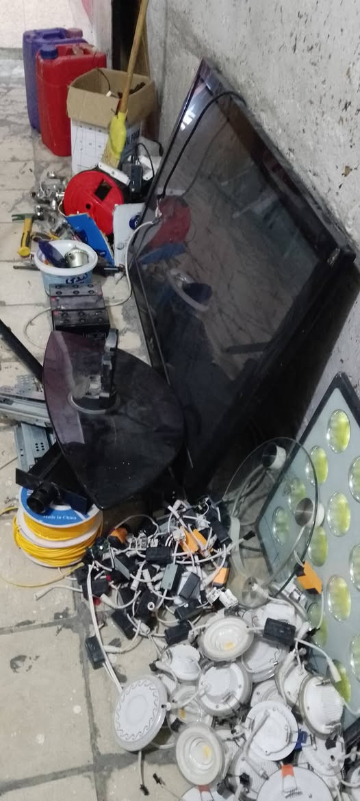السلام عليكم ورحمه الله
يلازمه عدد 2 LG 42 القديم فيوز مال لدات والثانيه 32 دنكه بدون نت القديم مع باب المنيوم مستخدم مع براكيتات   كلهن كدام العين الغراض قفل 150 الف بغداد جديده ‏‪***********‬‏
