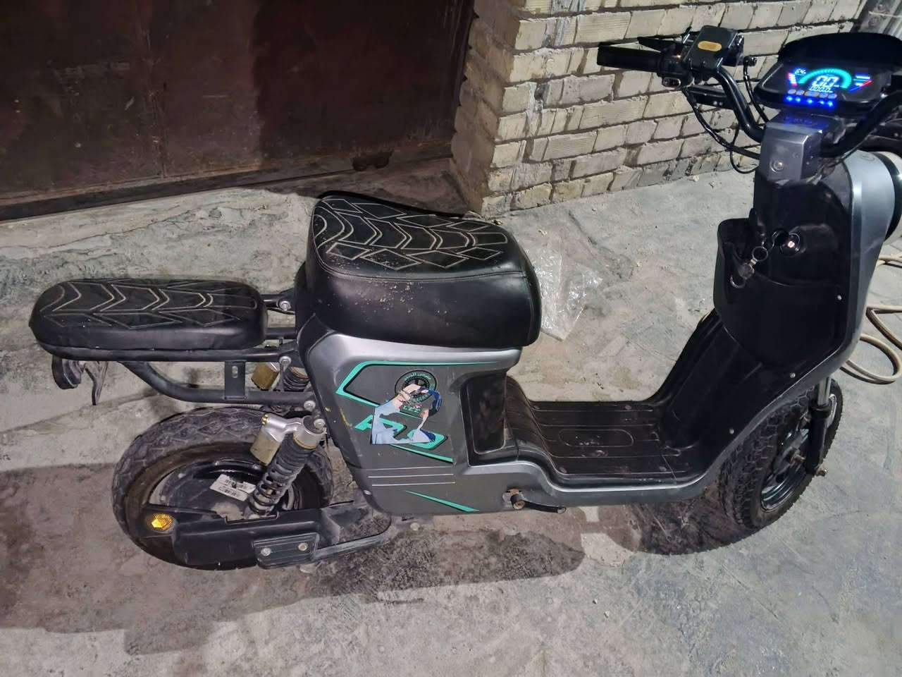 دراجه شحن R9 اقل السنه من اخذتها سبب البيع البطاريات شويه  صار بيها نفخ وتمشي الدراجه بس بطئ بسبب البطاريات 
السعر 300
***********
