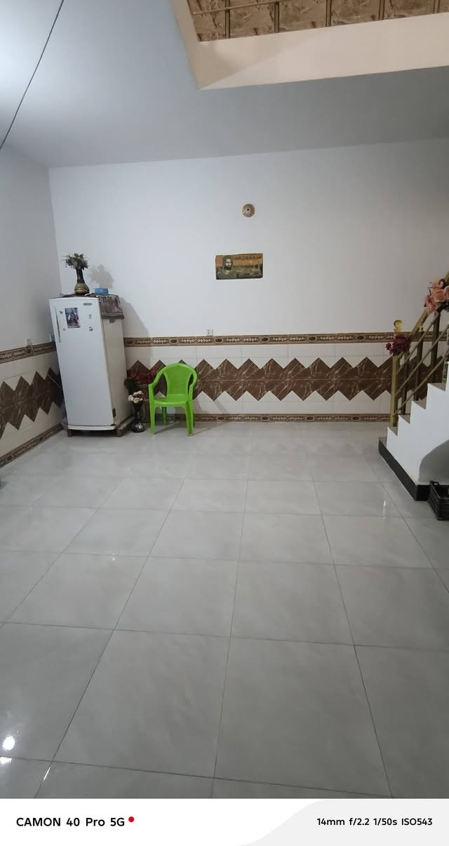 السلام عليكم ورحمة الله
دار طابو زراعي سند 25 
135 متر طابقين يحتوي على  غرفتين نوم وكيلدور ومطبخ واستقبال وصحيات خارجيه وداخليه بناء حديث بناء طابوق
مكانه حله نادر الثانية قريب جداً على الشارع الخدمي  للاستفسار خاص او اتصال ***********

