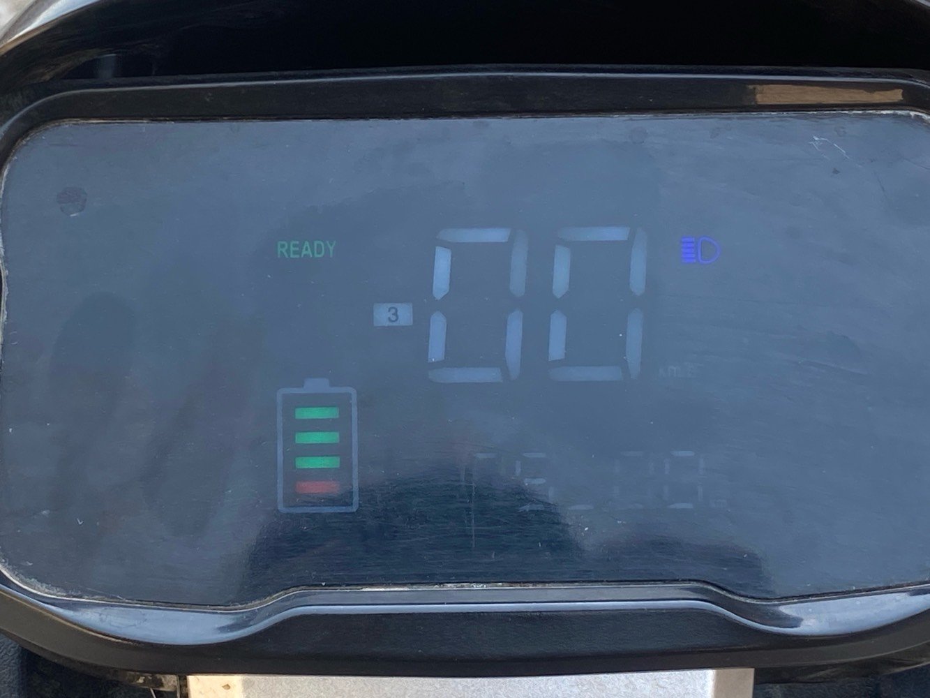 السلام عليكم
دراجه شحن للبيع ( كاسحه )
موديل 25 
ست بطاريات 38 امبير
ملفها 2000W
3 سرع سرعه 99 قفلها 115 حقيقي 60
بصمه 2 سويج 1
اشاير يمنه ويسره
لايت عالي وناصي
تايرات جلاتين 
بريكات امامي وخلفي هيدروليك  
منفذ USB لشحن الهاتف 
دبلات امامي خلفي
نظام R الرجوع للخلف
نظام P 
بطاريات جدد شحنها سريع وشاحنتها الاصليه
مشكلتها شخوط بالكفرات مثل ما بالصور والصندوك بي كسر بسيط فقط تجي وتفحص كلشي بيدك
سعرها 400 وبيها مجال للشراي مستعجل على فلوسها 
العنوان : بغداد البلديات
رقم الهاتف ***********