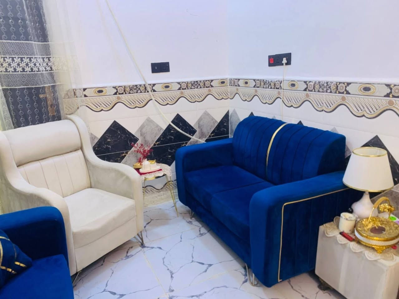 تخم عشره مقاعد مكانه الغزاليه ميز طعام مع ٤ كراسي للبيع مرمر مكانهم الغزاليه *********** الرد فقط ع واتساب
