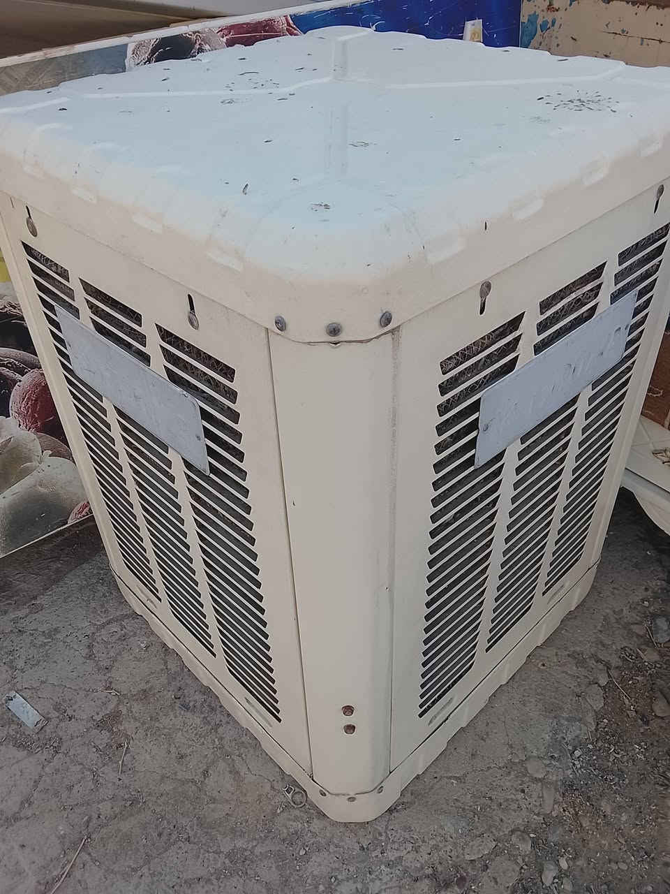 سلام علیکم
اشیاء للبیع السعر مکتوب عل صور
مکانی اربیل
کوردی 
ئەو ئەشیایانە لۆ فرۆشتن
نرخین لەسەر نوسراوە
 شوێن هەولێر
*********** واتساب
