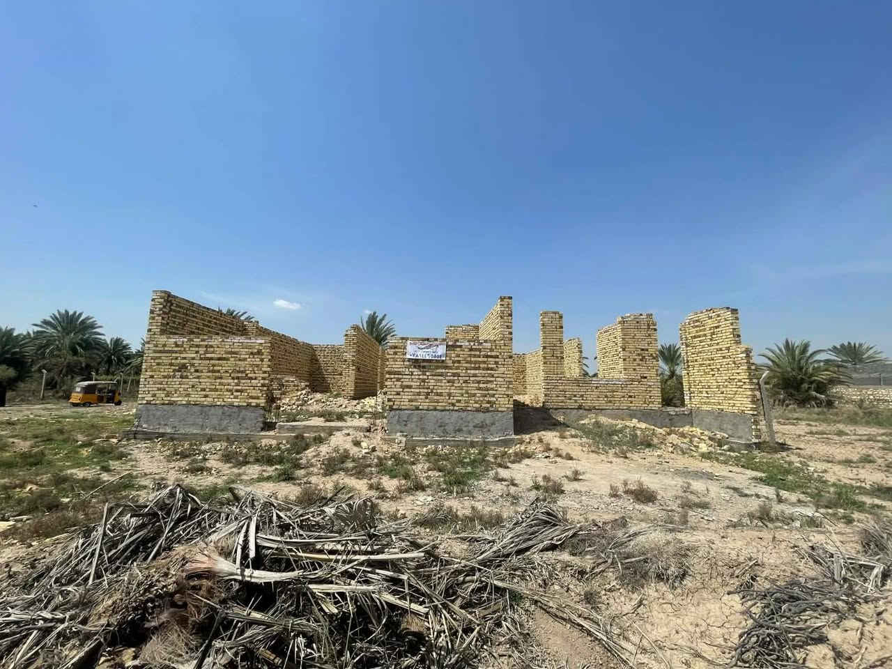 المساحة دونم طابو زراعي سند ٢٥ 
الوجهة ٤٠ متر والنزال ٦٣ متر تقع خلف الصقر على البزل مباشر شارع ١٥ متر قرب بيت فليفل تحتوي على هيكل بمساحة بناء ٣٤٠ متر يحتوي على استقبال ١٥ *٥ وصالة ١٧*٥ مطبخ ٩* ٤.٥ غرف عدد اثنين ٦*٤ وصحيات ويوجد بيها بتلو بمساحة ٢٠٠ متر
للتواصل ***********
