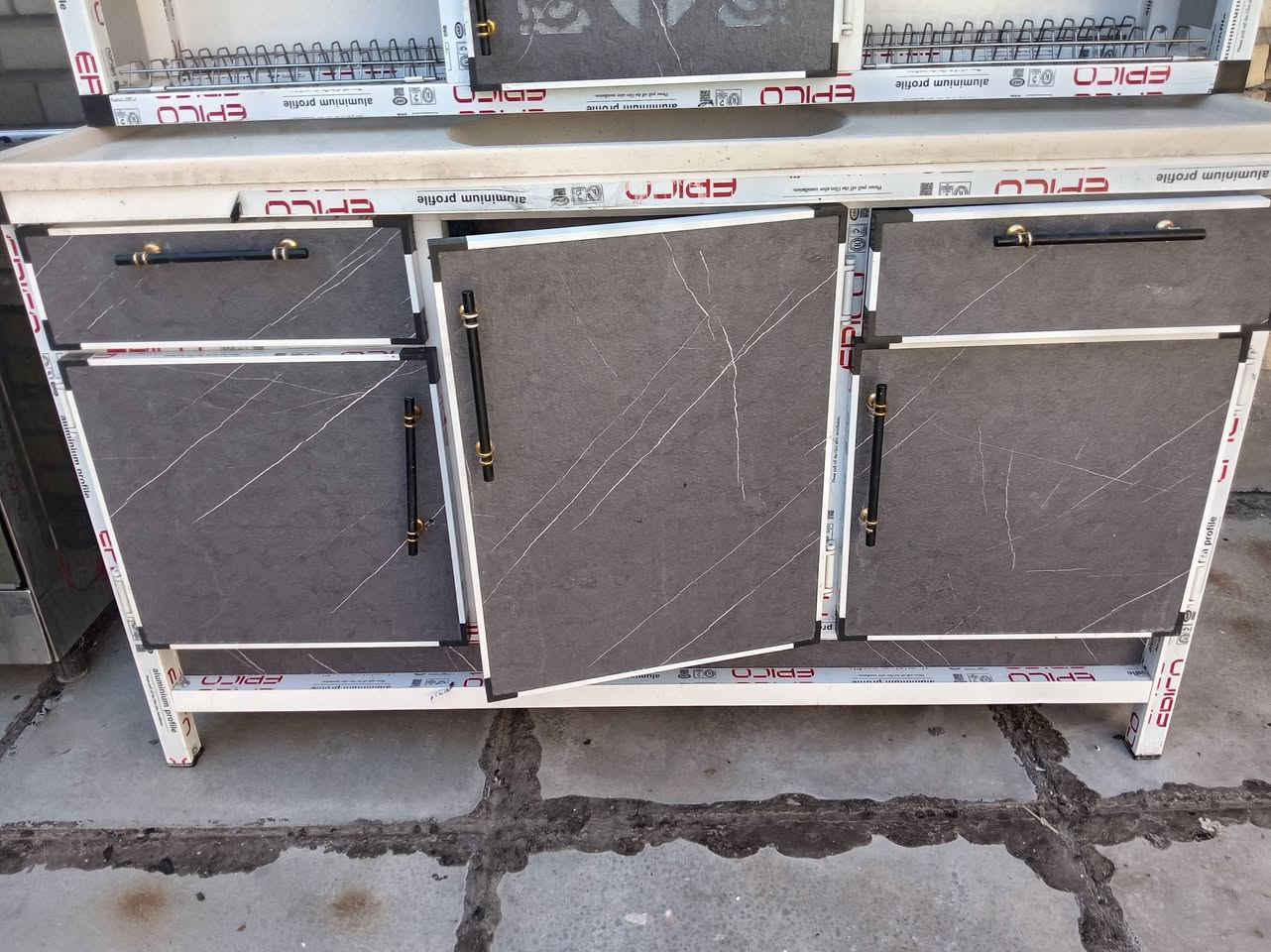 طباخ نوع رويل  نضام مروحه واناره داخليه ٢٢٥
سنك وملحق ٣٢٥ الغراض بعدهن بنضافتهن قبل فتره اشتريتهم جدد
عنواني البياع سويب
***********
