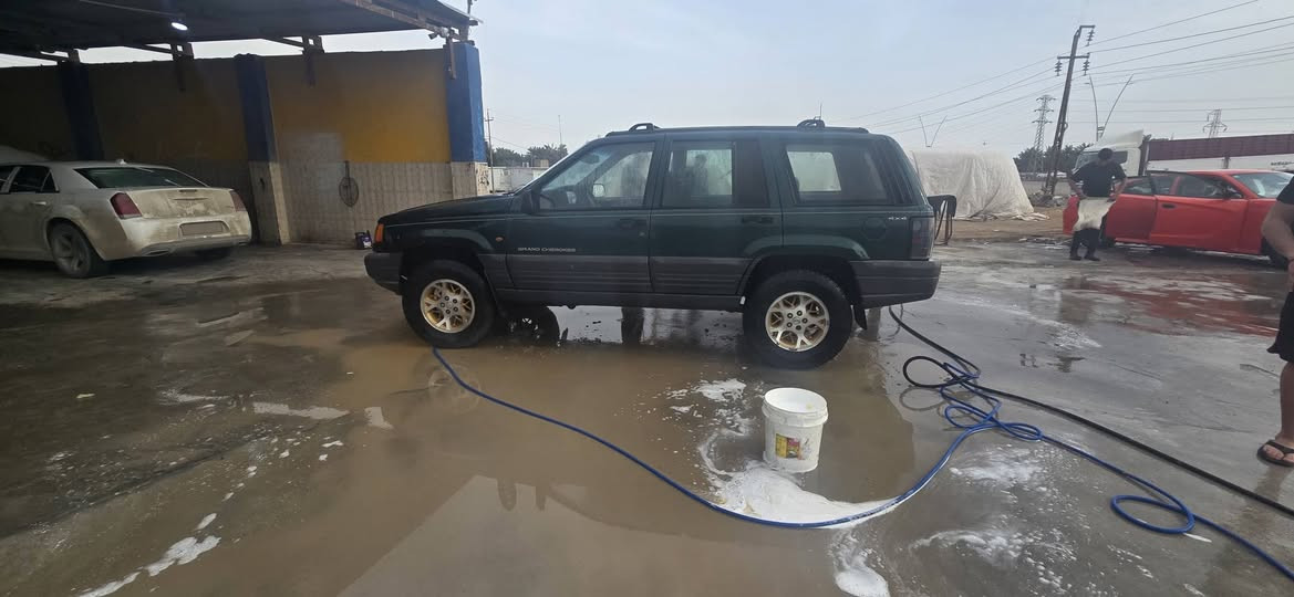 إعلان بيع جيب جراند شيروكي 1996
مواصفات السيارة الأساسية
​الموديل: جيب جراند شيروكي 1996.
​الرقم: سليمانية.
الراعي الأصلي :  جمجمال.
مكان السيارة : البصرة _ القرنة
 
​المحرك والكير: محرك 3000cc VVTI (حاوية زيرو) تم شده قبل أسبوعين يم بهجت الكهربائي ، مع تبييض الزيوت بالكامل (زيت المحرك، زيت الكير، وماء التبريد الأحمر جديد بالكامل).
​الحالة القانونية والأصولية: أصولية وجاهزة للتحويل.
​حالة السيارة والتفاصيل الفنية
​البطانة والبدن (الكشر): الأصلي وبدون صبغ (غير مصبوغ).
​التبريد والكهرباء: تبريد ثلج، وتحتوي على شاشة.
​الداخلية: نظافة الداخل بنسبة 90%.
الدوشمة : دوشمة وعزل حراري متكامل ب ٣٥٠ الف 
​الملاحظات: توجد ملاحظات بسيطة جداً في الحدادية الأمامية.
​مستوى الجاهزية: السيارة متعوب عليها ومصروف عليها بشكل كامل.
​التفاصيل المالية
​التكلفة الإجمالية : 89 ورقة . 

​سعر العرض الحالي (على تطبيق IQ Cars):  68 ورقة 
​ملاحظة: يوجد مجال وتفاوض للشراي الجاد.

​معلومات الاتصال والتواصل
​رقم الهاتف: ***********
