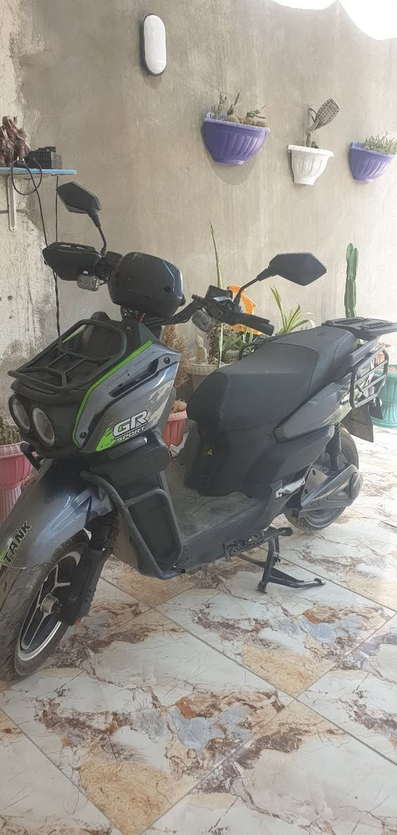6بطاريات 72v الملف 2000
أضاءة امامية وخلفية واشارات 
وكلشي شغال اخت الجديد يجي وياها صندوق للدراجة ويجي سويج وبصمة أثنين ،مكاني المشتل قرب المجلس البلدي للتواصل ***********
