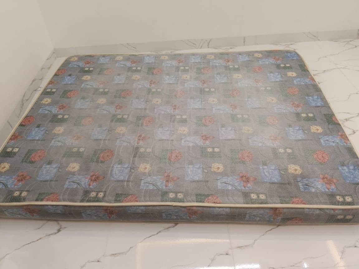 لبيع نظيف حلل مكان حي السماح الثانيه 
سعرو 75بي مجال رقم الهاتف *********** قياس طول مترين العرض 158
