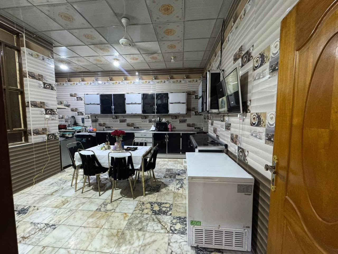 #بيت_مساحة_240م_منطقة_36 

يتكون من غرفتين نوم وصاله واستقبال ومطبخ وصحيات داخليه وخارجيه وطارمه  بناااء 2016 نضيف جدآ البيت 

#موقعه_قرب_مدرسة_البيت_العتيق_مقابل_ميدان_الرمي 

#ملاحظة يرهم بيع او مراوس بقطعه مساحة 150م او 200م 
منطقة آل 36 او الحكم 

السعر المطلوب 168 مع المجال 
______________________________________
تفاصيل اكثر زيارة مكتب الجنوب للعقارات 

او مراسلة البيج او الاتصال عالرقم ***********

بأدارة المهندس م.حسين الشمري
