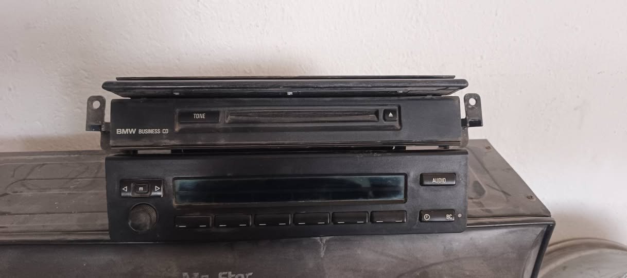 السلام عليكم
غراض للبيع 
كيجات أصلية مال m5 ب 250 ألف 
ويل أصلي حجم 17 نضيف ب 125
مسجل بلادي سعره 30 ألف 
مكاني ديالى أو بغداد 
***********
