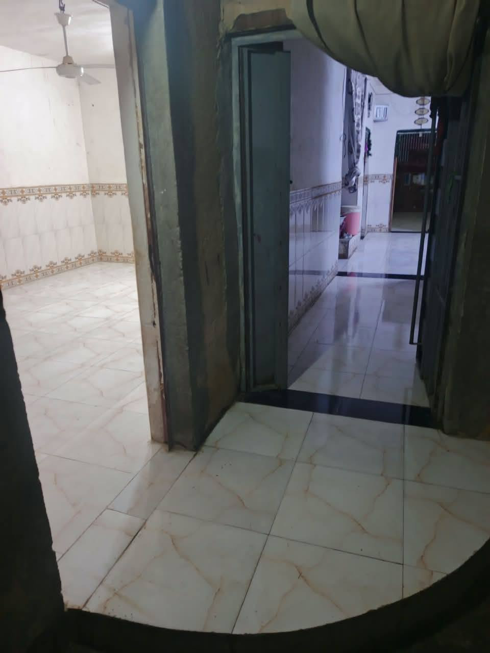 مكلف بنشر بيت للبيع مساحه ٢٠٠ يتكون من غرفتين وصاله مطبخ وديوانيه صحيات بشارع صوره تصل علا صاحب البيت ***********
