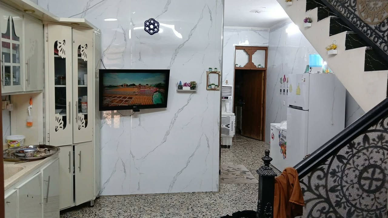 دار للبيع100متر قاطين  جسر ديالى القديم شارع الجنسيه ***********
