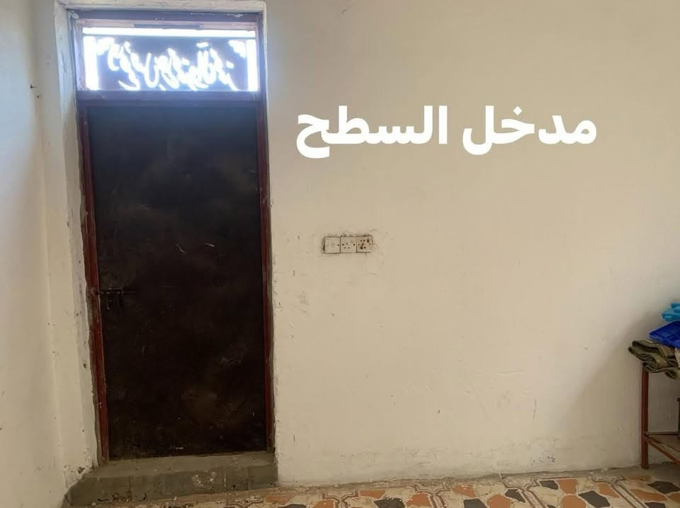 دار للبيع المساحه 200 م عدد الغرف 4 مع صالات 2 و صحيات عدد 3 طابقين العنوان مغربه مقابل السايدين الملحق الصحفيين  رقم القطعه 12/12451 
الاتصال ***********
يباع عن طريق المبادره
