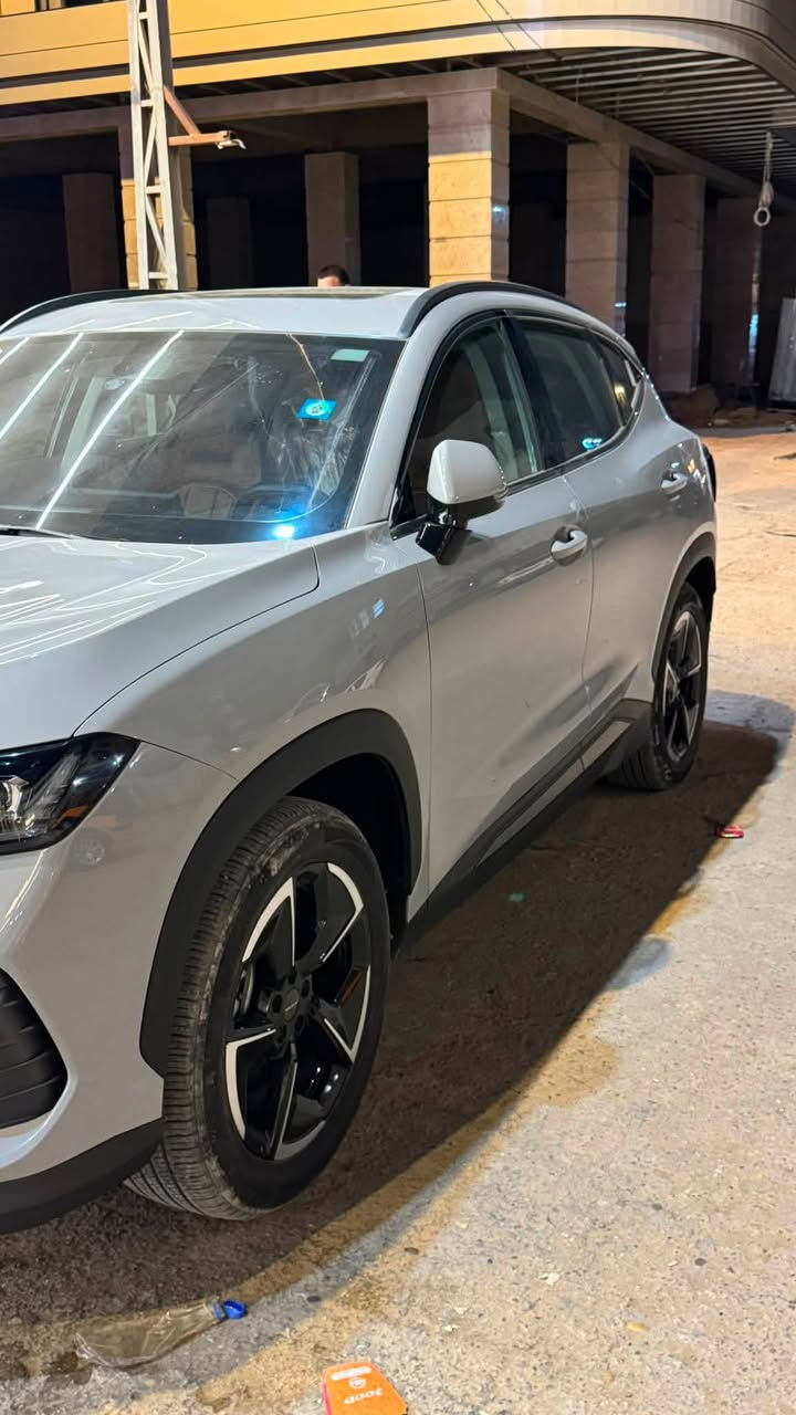 السلام عليكم مستعجل على البيع
بسعر مناسب

سويست S06 1.6L PREMIUM

لاكجري

العداد: 37 الف
السيارة مشمولة بالضمان لشركة هارلم
مكفولة كفالة عامة
المواصفات:
• إطارات قياس 20 إنج
• فتحة سقف بانوراما 1.1 م
• شاشة عرض ترفيهية قياس 15.6 إنج
• شاشة عدادات رقمية قياس 10.25 إنج
• مقصورة الركاب من الجلد الفاخر
• مقعد السائق كهرباء
• كاميرا محيطية 540 درجة
• مثبت سرعة مع رادار تفاعلي
• نظام مراقبة النقطة العمياء
• حساسات أمامية
• حساسات خلفية
• نظام أبل كار بلاي وأندرويد أوتو لاسلكي
• نظام صوتي متطور 8 سماعات من Sony
• بلوتوث / هاتف السيارة
• إضاءة ترحيبية
• صندوق كهربائي
• المرايا الجانبية قابلة للطي كهربائياً ومدفئة
• مصابيح أمامية أوتوماتيكية LED مع مصابيح نهارية LED
• نظام التحكم الذكي بالإضاءة العالية
• نظام تنقية الهواء بالأيونات PM2.5
• فلتر تنقية الهواء (N95)
• دخول ذكي (بصمة)
• تشغيل عن بعد
• خاصية إغلاق الشبابيك وفتحة السقف عن بعد
• شاحن هاتف لاسلكي سريع
• ماسحات الزجاج الأمامي مع حساس للمطر
• وضعيات قيادة متعددة
• نظام مراقبة ضغط الإطارات
• وسائد هوائية

السعر ٢٦ مليون وماكو هيج سعر

مكاني الديوانيه
للاتصال فقط ***********
