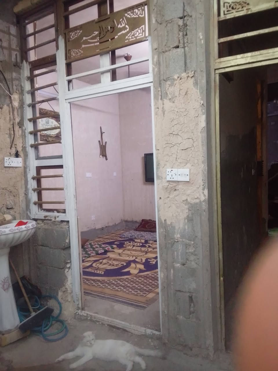 بيت 100م طابقين بلوك سكف مسلح شيش درجه اولى طابق الاول بي غرفه واستقبال صاله كبيره مطبخ معزول حار بارد حمامات خارجية وداخليه طابق الثاني بي 3غرف وصاله كبيره وحمام كهربايات درجه اولى مفصول الفوك ولجوه نضاميه خط وطنية دفن فقط سبالت ومكيفات مي فوك وجوه تانيكيات 2ابو 1000خط وطنية من صفحتين خط مي من صفحتين خط مولد بيت فول ترتيبه استفسار اكثر اتصل وبخدمتكم ***********

