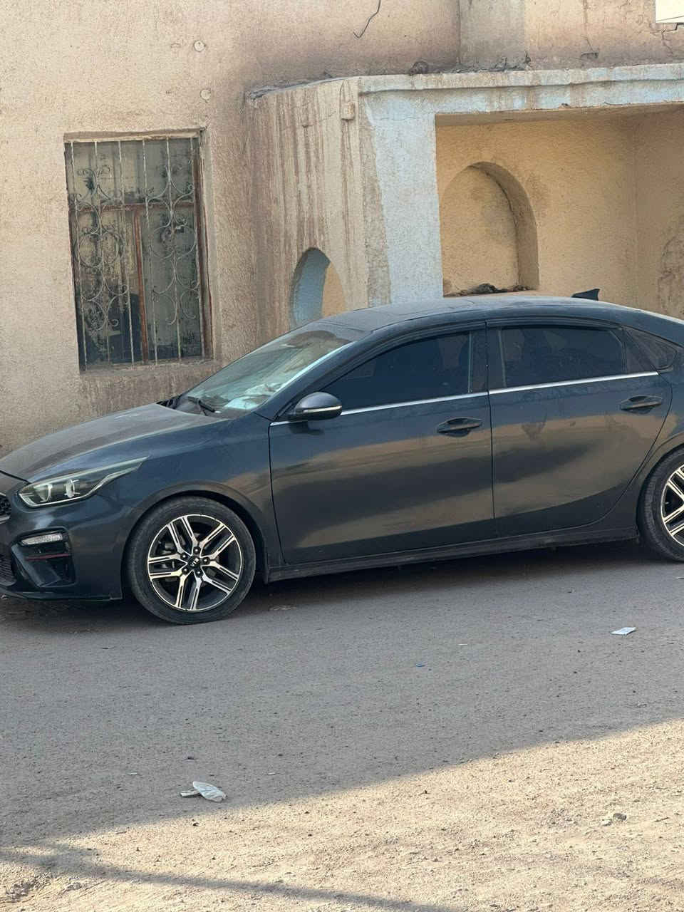 سلام عليكم فورتي 21 للبيع سيارة بيهه طكات ولقماره واكعه عليهه سقيفه ومصلحه بدون رقم ابيع هيج سعرهه 82 وبيهه مجال المو شراي لا يتصل ***********
