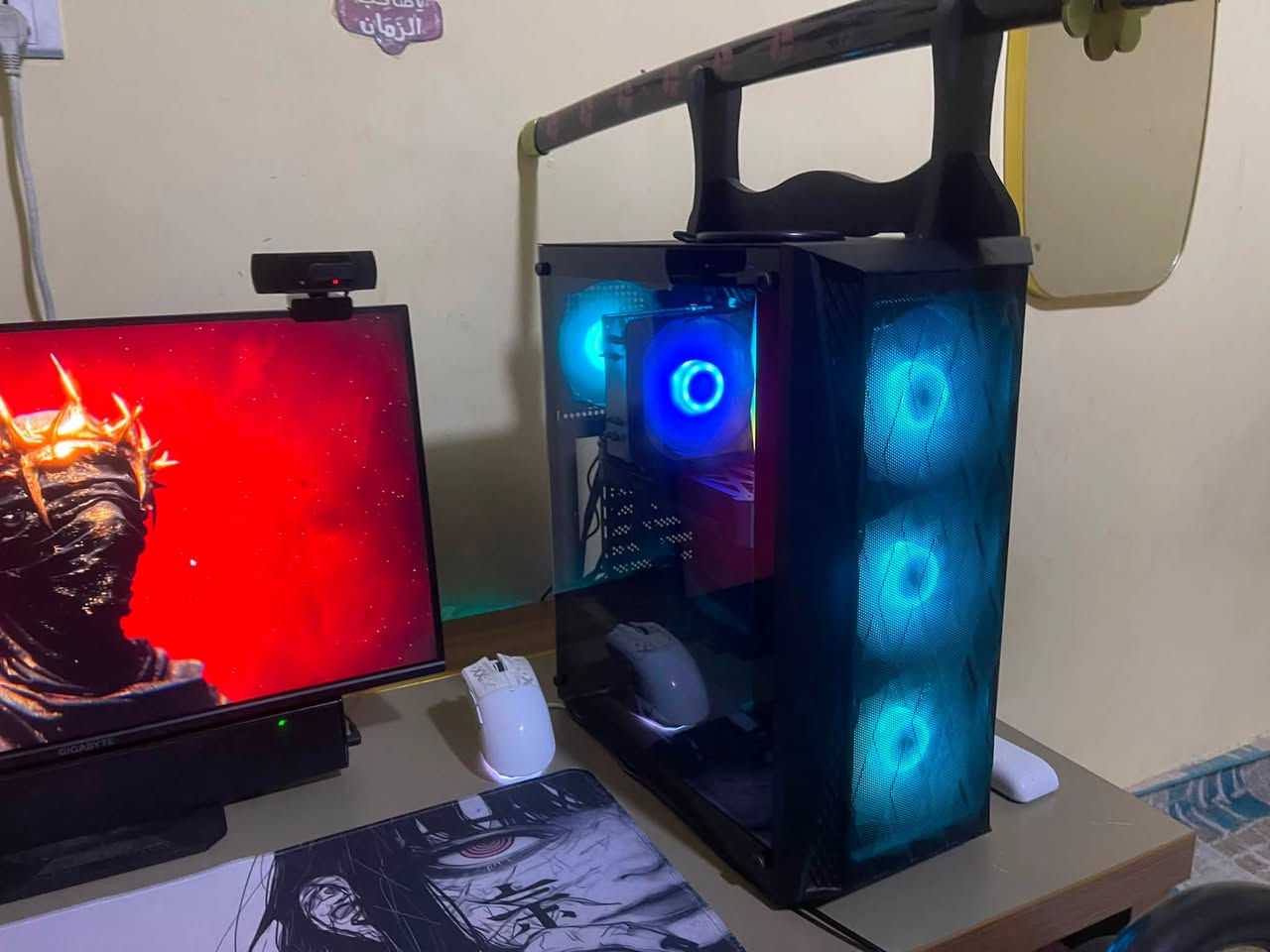 إعلان PC Gaming كامل مع الملحقات
أولاً: الكيس

* كرت الشاشة: RTX 3060 12GB، براند NNO3D
* أقصى حرارة للكرت: 71 درجة
* المعالج: Intel Core i5 الجيل 14
* أقصى حرارة للمعالج: بالستينات

* الرامات: 16GB DDR4 3600MHz، T-Force RGB

* المذربورد: ASUS Prime H610

* التخزين: M.2 Lexar 512GB بسرعة تصل إلى 3000MB/s

* 3 هاردات 500GB جديدة
 
* الباور سبلاي: 650W، براند iGO

* تبريد المعالج: تبريد هوائي بمروحة واحدة

* الكيس: 4 مراوح RGB متغيرة
* نظافة عالية جداً

* درجات حرارة ممتازة

* التجميعة خالية من المشاكل وجاهزة للاستخدام

سعر الكيس: مليون دينار عراقي، سعر ثابت.

ثانياً: الشاشة والملحقات

* شاشة Gigabyte
* 200Hz
* 0.5ms
* دقة 1920×1080 Full HD
* تصميم بدون فريم تقريباً
* تحتوي على سماعات Stereo مدمجة
* ماوس وكيبورد بيهم واير، هدية
* Mouse Pad بتصميم ليزري
* دركسون V9 للألعاب، دوران 90 درجة، مع دواستين، شغال وبدون أي مشاكل

سعر كامل الملحقات: مليون و300 ألف دينار عراقي، وبمجال بسيط جداً.
و إذا بس كيس مليون قفل 
للاستفسار والتفاصيل ***********
