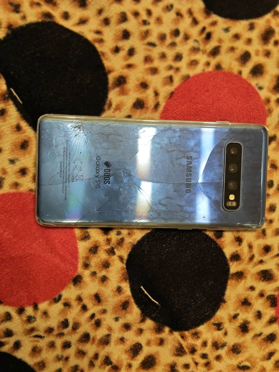 "للبيع 📱 Samsung Galaxy S10
512GB | RAM 8GB
كلشي شغال ✅
الشاشة والظهر أصليين 🔥
مراوس شعندك نزل 
90فريم"