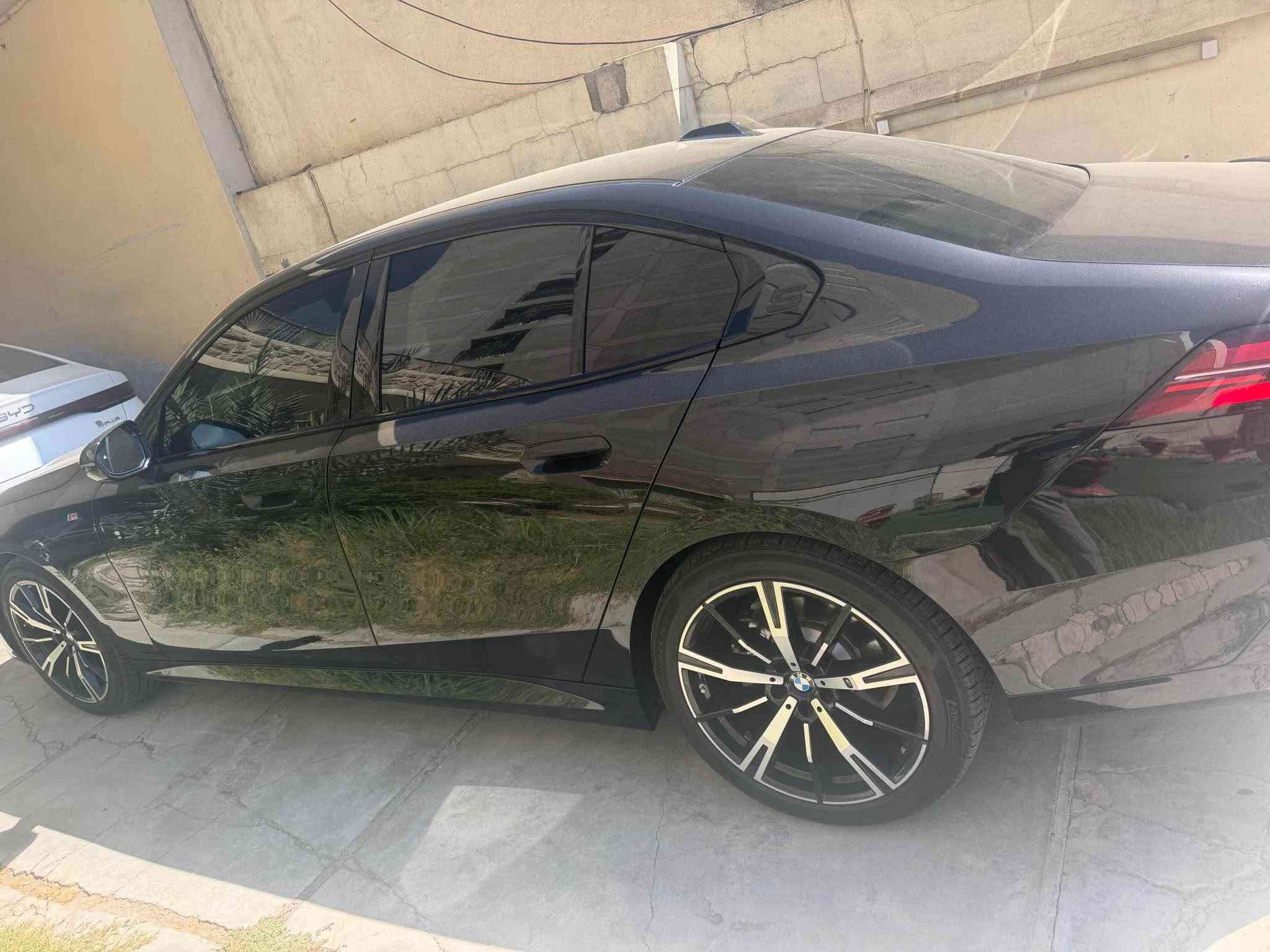 السلام عليكم … اخوان 
BMW 520   
موديل 2024 
رقم اربيل الدولي الجديد 
عداد المسافه 35 الف ميل 
فول مواصفات عدا الفتحه 
كت m اصلي بيه 
وارد الماني مكفوله من الطخه والضربه والصبغ 
مضلله بيه باج تضليل 
السياره باسمي تحويل او وكاله 
السعر 43000 $ بيه مجال بسيط 
للاتصال *********** 
مكان السياره بغداد زيونه 
بيع فقط Webada East, Gampaha

