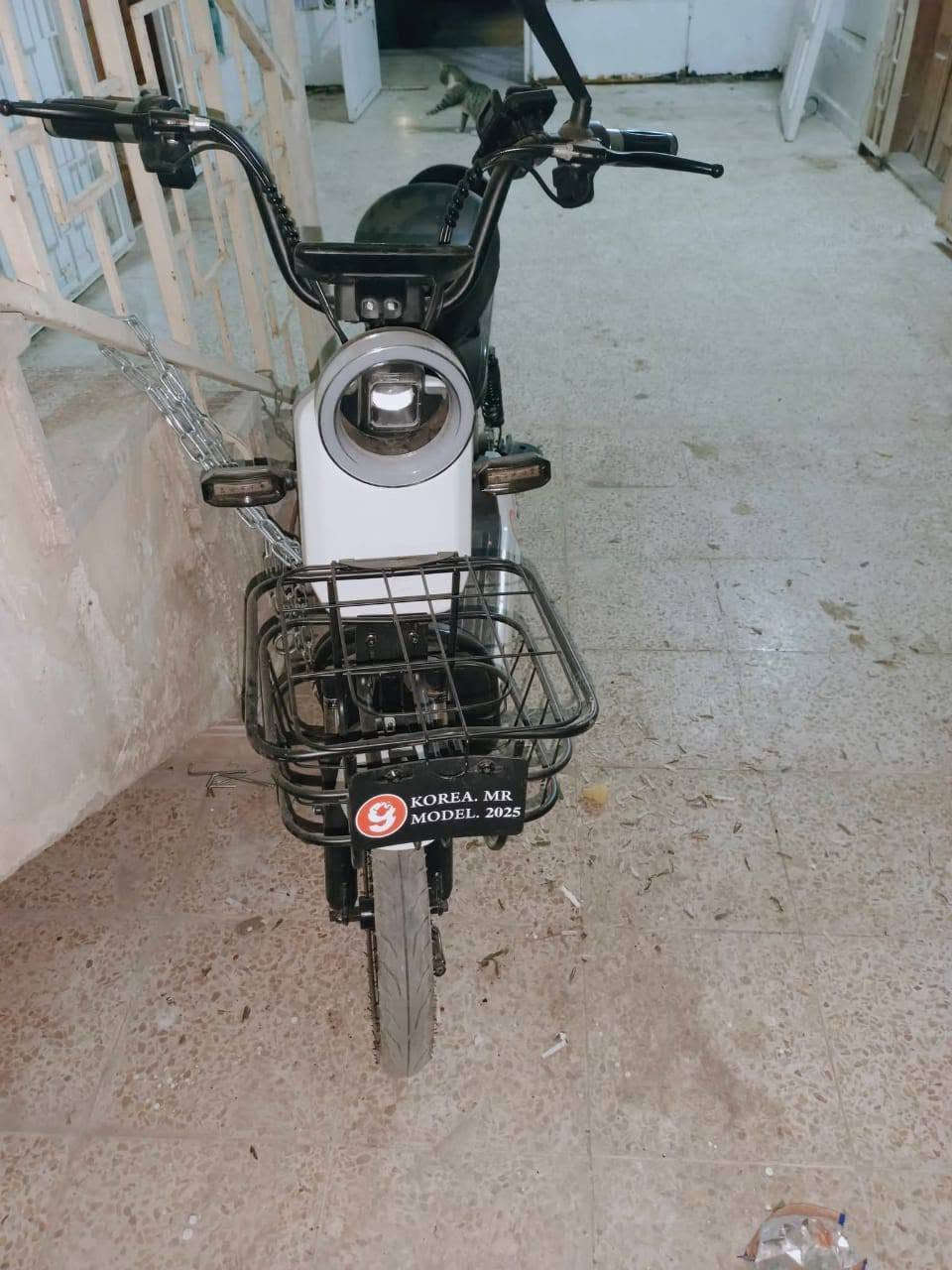 دراجة شحن جديده اغراضها كامله بطاريات كاملات كلشيء موجود بس فجأة كامت تمشي بطيئ وماعرف عطلها قفلها 150 
‏‪***********‬‏
