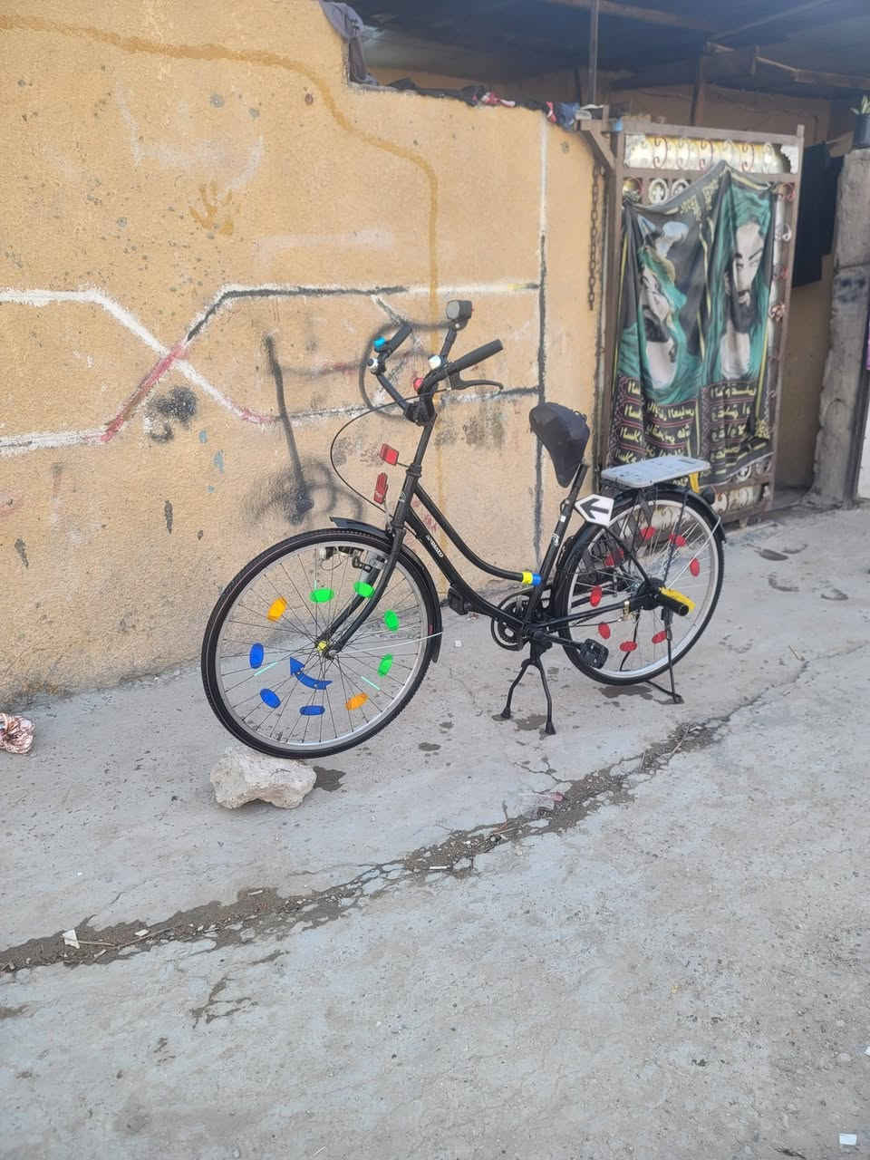 السلام عليكم بايسكل بناتي حجم 26 باله ياباني شرط البايسكل مابي نقص كامل مكمل والنضافه شوفت عينك والجمبزه وياهه فول الفول برغي ما اشيل منه تاخذه كما هوه تايرات جديد ابو الخط الاحمر السعر 100وبي مجال بسيط المكان بغداد الشعب رجاءً رجاءً رجاءً المو شراي لا يخابر ولا يراسل رقم *********** ملاحظة غراضه كلههن ويا هديه
