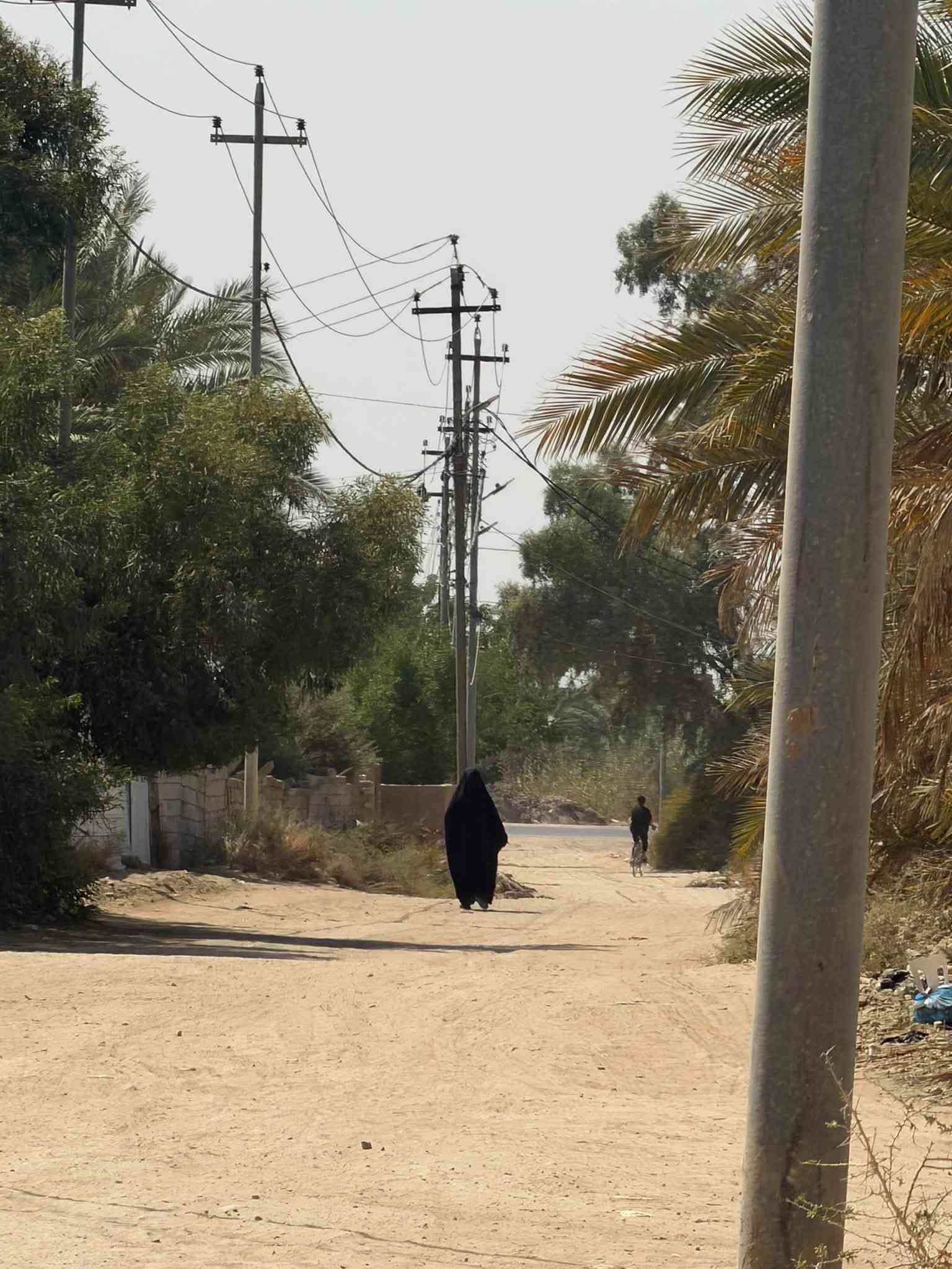 السلام عليكم بيت للبيع مساحه 130متر بي غرفه وصاله ومطبخ وصحيات يبعد عن شارع 150متر  تحويل مباشر عنوان طريق السنيه الرئيسي جهت الزوار السعر 21مليون استفسار تصال ع رقم ***********
