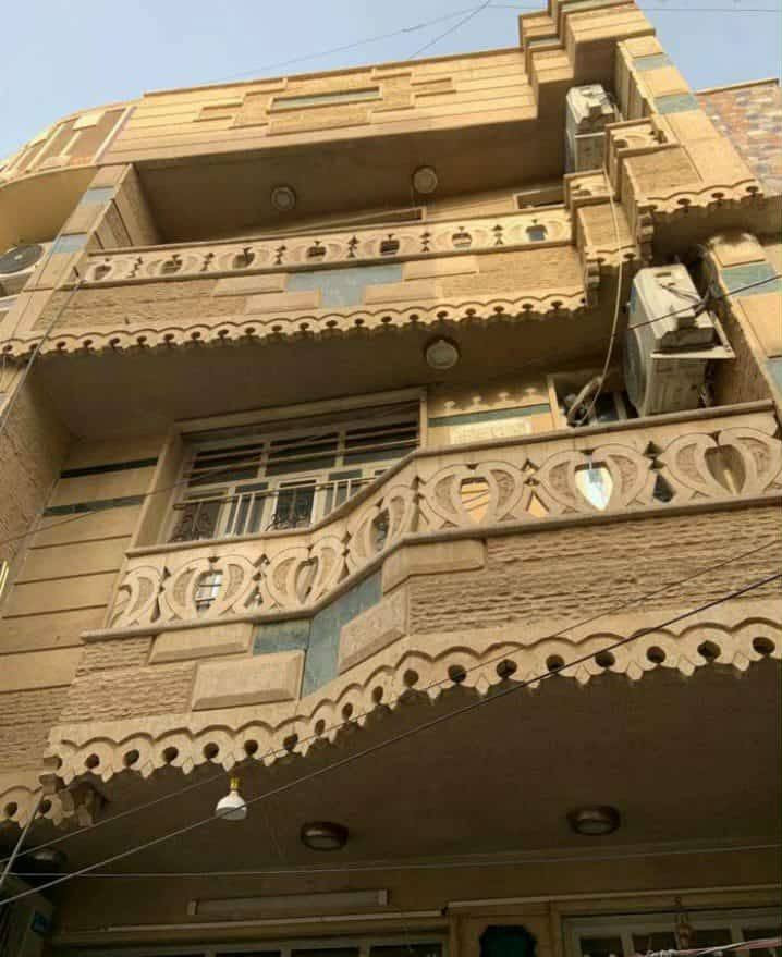 بيت ٥٤ م واجهة ٥،٥ م ثلاث طوابق وبيتونه ومخزن بنل سندويج في السطح يحتوي على صالة ومطبخ و٣ غرف نوم و٢ حمام العنوان/ الأعظمية/ شارع عمر للمعلومات الإتصال على الرقم ***********
