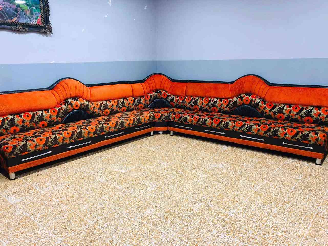 السلام عليكم للبيع ديوان خشب  العراقي ثقيل 14 أمتار زاويتين نضافة 100 بل 100 ما مستخدم شي قليل كل شيء شرط العنوان موصل جانب أيمن
السعر 500  وبيها مجال 
للاستفسار عن ارقام 
***********
***********
