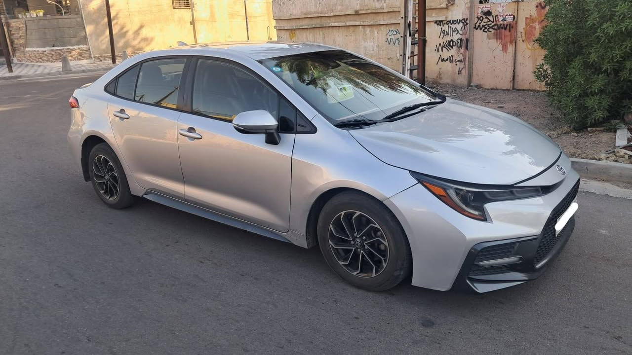 تويوتا كورولا 2020 فئة SE 🚗🔥
(وارد أمريكي - محرك 2000cc) ..
للبيع السعر المطلوب: (135 ورقة) وقابل للتفاوض البسيط للشراي الجاد..
ماشية : 97000Mi
♦️صور الحادث مرفقة في المنشور..
🔸️أيرباك سليم..
 صنع اليابان 🇯🇵
المواصفات:الفئة والمحرك: SE الرياضية، محرك 2.0L قوي جداً واقتصادي، كير ومحرك بشرط الفحص..
اللون: سلفر (رصاصي) نظيف جداً بحالة ممتازة..
حجم الويل: حجم 15 (مريح جداً ونعومة تامة بالطسة ومناسب جداً لشوارعنا)..
أنظمة الأمان والرادارات الذكية (Toyota Safety Sense 2.0):رادار أمامي ذكي مانع اصطدام (بريك ذاتي عند الطوارئ مع كشف المشاة)..
مثبت سرعة تفاعلي راداري (يخفف ويزيد السرعة تلقائياً حسب حركة السير)..
رادار انحراف ومغادرة المسار (تنبيه مع توجيه المقود تلقائياً لإعادة السيارة لمسارها)نظام الحفاظ على مركز وحجم المسار بالطريق السريع..
وضعيات القيادة (Drive Modes): ثلاث وضعيات (SPORT للأداء الرياضي والتسارع القوي / ECO لتوفير الوقود بالازدحامات / Normal للقيادة اليومية)..
الاضافات والمواصفات الداخلية: شاشة لمس أصلية كبيرة تدعم Apple CarPlay..
كاميرا خلفية واضحة جداً، تحكم ستيرن كامل، بلوتوث، وتبريد ثلج مكفول، نظام إنارة LED ذكي..

📍مكان التواجد: بغداد _ الطوبجي
للتواصل والاستفسار فقط هاتف : 
***********
