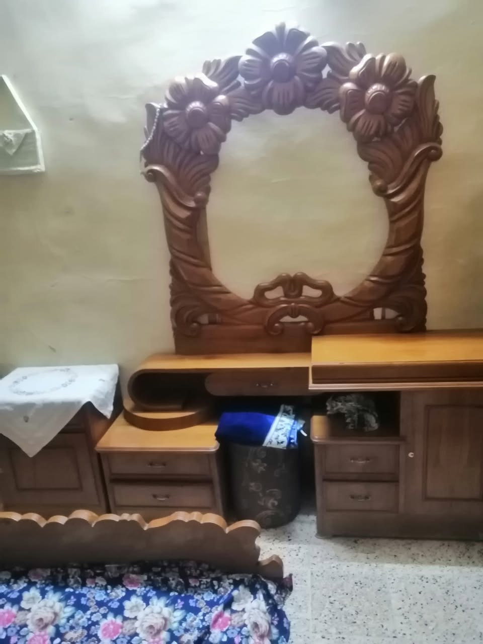 للبيع تخت +ميز اتواليت+زاويا+مكتبة تلفزيون :رقم الموبايل (***********)
