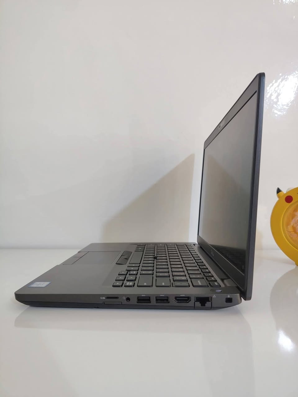 🔥 لابتوب Dell Latitude 5401 — قوة وأداء بمعالج H! 🔥

💻 المعالج: Core i7 الجيل التاسع فئة H ⚡
🚀 أداء قوي ومناسب للمهام المتعددة والاستخدام الثقيل

🧠 الرام: 8GB DDR4
💾 التخزين: 256GB SSD
🎮 كرت الشاشة: Intel UHD Graphics 630 — 4GB
🖥️ الشاشة: 14 إنج — FHD
📐 دقة 1920×1080
⌨️ كيبورد ستيكر ضوئي ✨

🎯 مناسب للطلاب، البرمجة، الأعمال المكتبية، الدراسة، التصميم الخفيف والمهام اليومية.

🎁 هدايا مجانية مع اللابتوب:
✔️ حقيبة لابتوب
✔️ شاحن أصلي
✔️ ماوس
✔️ Mouse Pad
✔️ تغليف احترافي داخل كارتون

🛡️ ضمان وخدمة:
✔️ فحص كامل قبل الإرسال
✔️ فحص الجهاز قبل الدفع والاستلام
✔️ ضمان استبدال 7 أيام ضد عيوب التصنيع
✔️ جاهز للاستخدام مباشرة

💰 السعر: 360,000 دينار عراقي فقط 🔥

🚚 التوصيل متوفر إلى جميع المحافظات

واتساب للتواصل ***********
