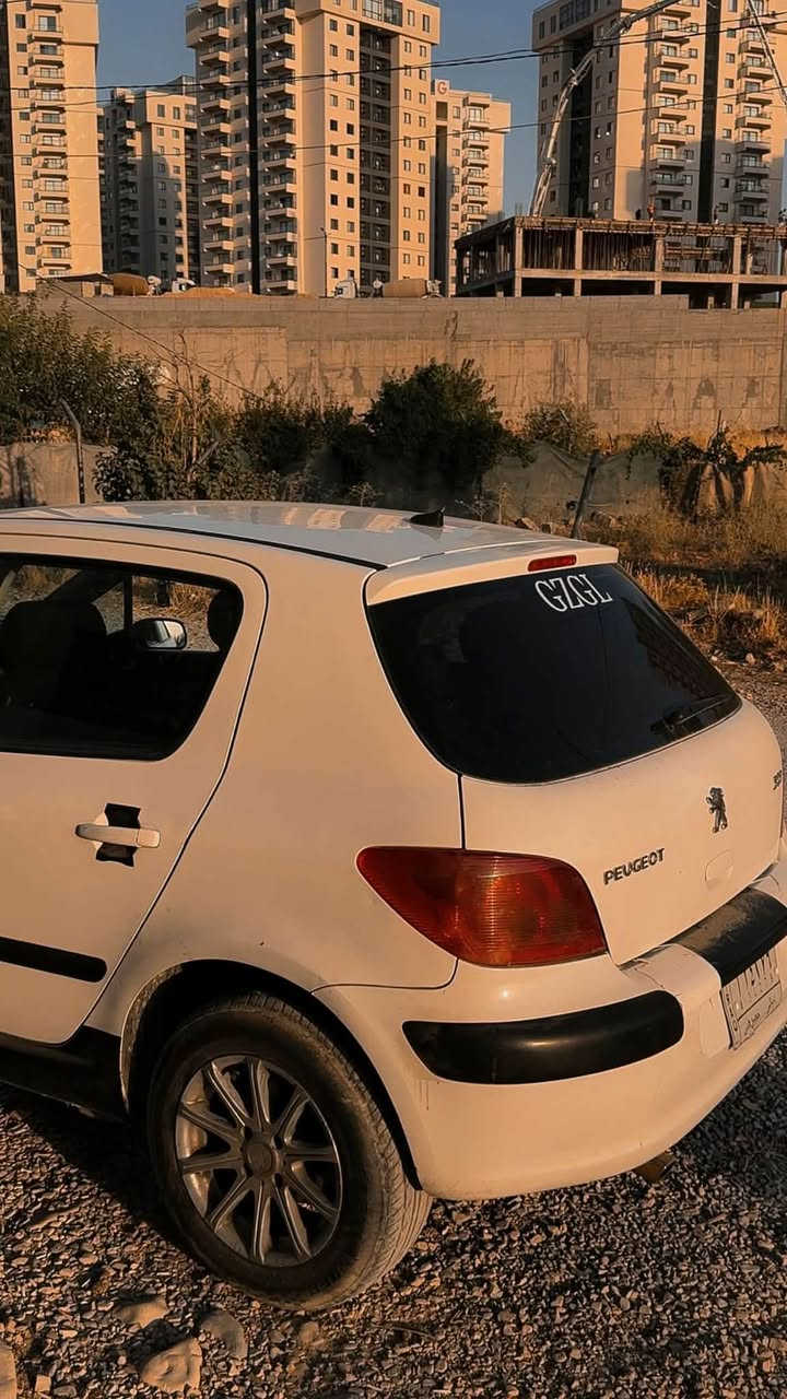 سەرەتا بەناوە خوا بیجۆی فەڕەنسی ٢٠٠٤ ،٣٠٧ ،
سەیارەکە ئاڕمە ، تەقەو ڕەقەی نیە سەیارەکە بێ سەر ئێشەیەو،  تەبریتی ئیشەکات بەس ساردەکەی خازی تیانیە 
بێمەسرەفە سەیارەکە تابڵێی پاکو مەزبوتە سێرفزی عام کراوە ، زەروری پارەم سعری خوار هەموو بازاڕ ، ٣٠گەڵاو معامەلەیەکی برایەنە. 
شوێنم سلێمانی ، ڕەقەم *********** 
لەسەر ئیزنی ئەدمین گیان🖤🖤.
